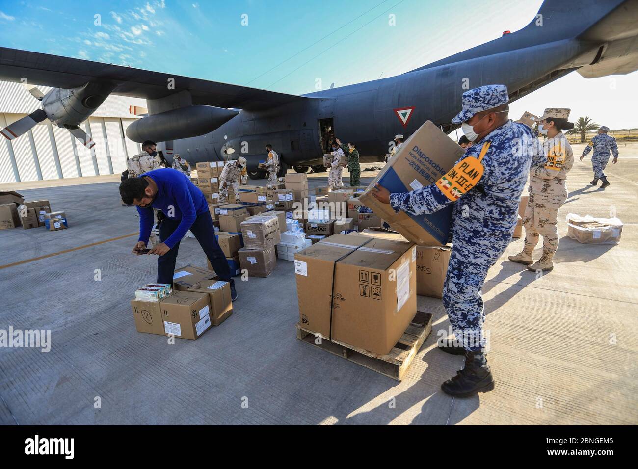 HERMOSILLO, MEXICO - MAY 14: Soldiers of the Mexican Army and Air Force unload Hercules C-130 aircraft, equipment, material and medical supplies to attend the health emergency due to the Coronavirus on May 14, 2020 in Hermosillo, Mexico. Landing (Photo by Luis Gutierrez / Norte Photo /)  HERMOSILLO, MEXICO - MAY 14: Soldados del ejercito mexicano y  Fuerza Aérea descargan de avion Hércules C-130 equipo, material e insumos médicos para atender la emergencia sanitaria por el Coronavirus on May 14, 2020 in Hermosillo, Mexico. Aterrizaje (Photo by Luis Gutierrez/ Norte Photo/) Stock Photo