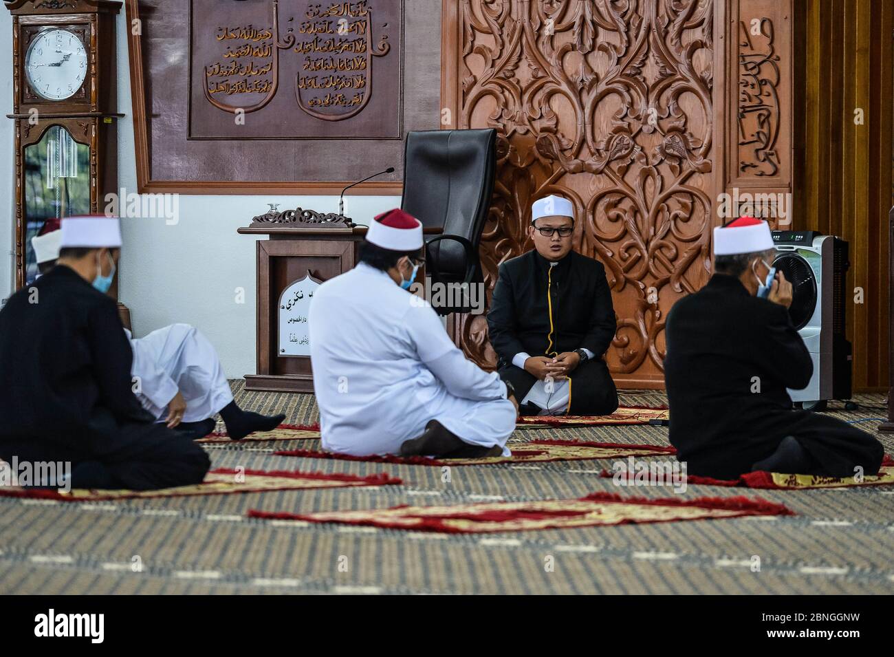 File Negeri Sembilan State Mosque Prayer Hall Jpg Wikimedia Commons