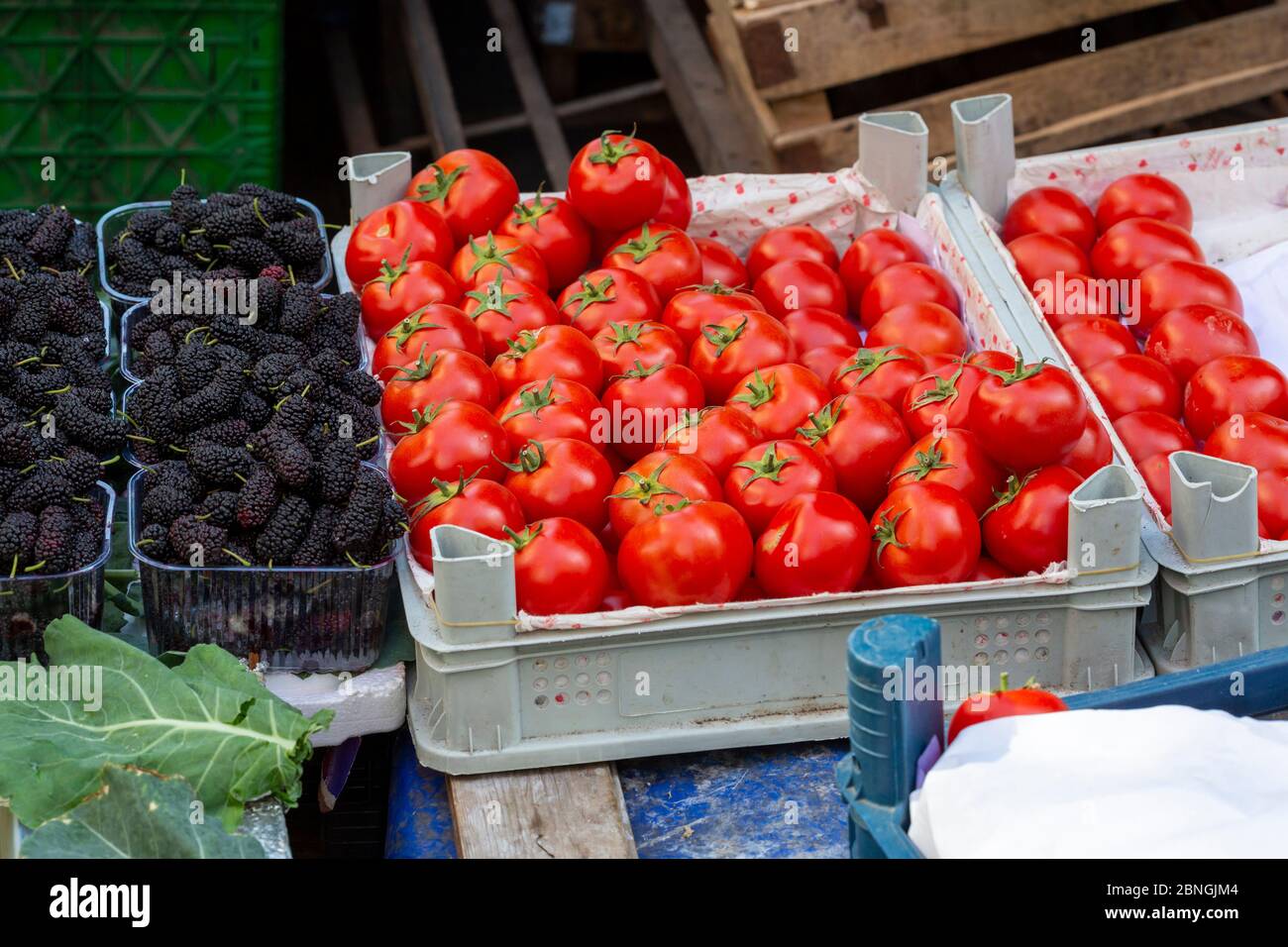 red tomatoes background. Group of tomatoes Stock Photo - Alamy