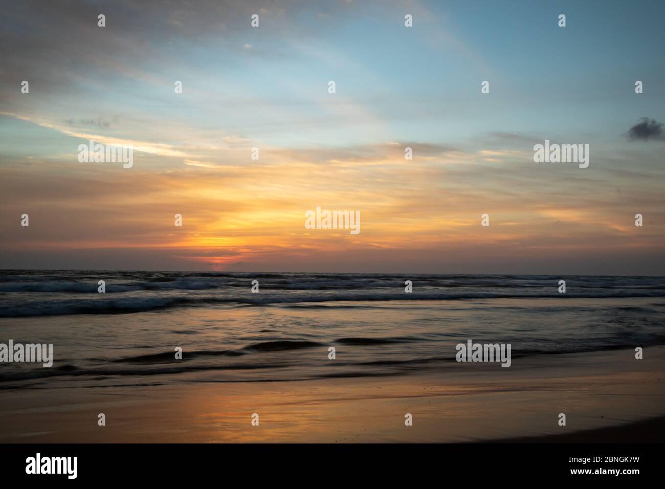 Sonnenuntergang am Strand von Bentota auf Sri Lanka Stock Photo