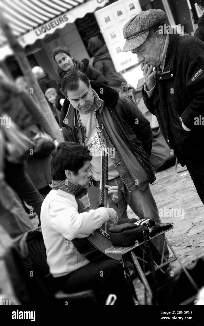 montmartre busker musician Stock Photo Alamy