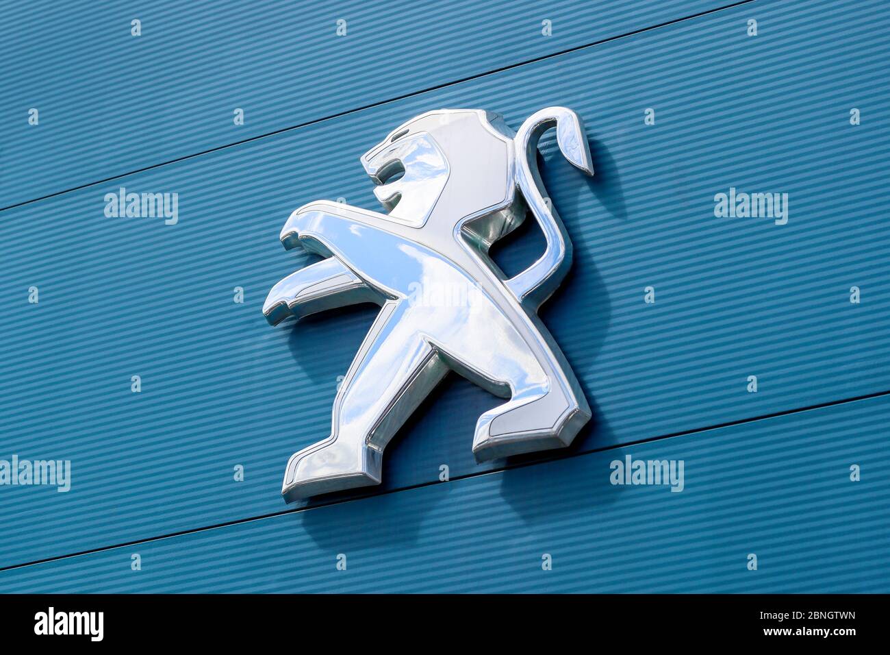 Peugeot Firmenlogo auf dem Auto. Peugeot ist eine französische  Automobilmarke von Stellantis. Lion-Logo auf dem Auto Stockfotografie -  Alamy