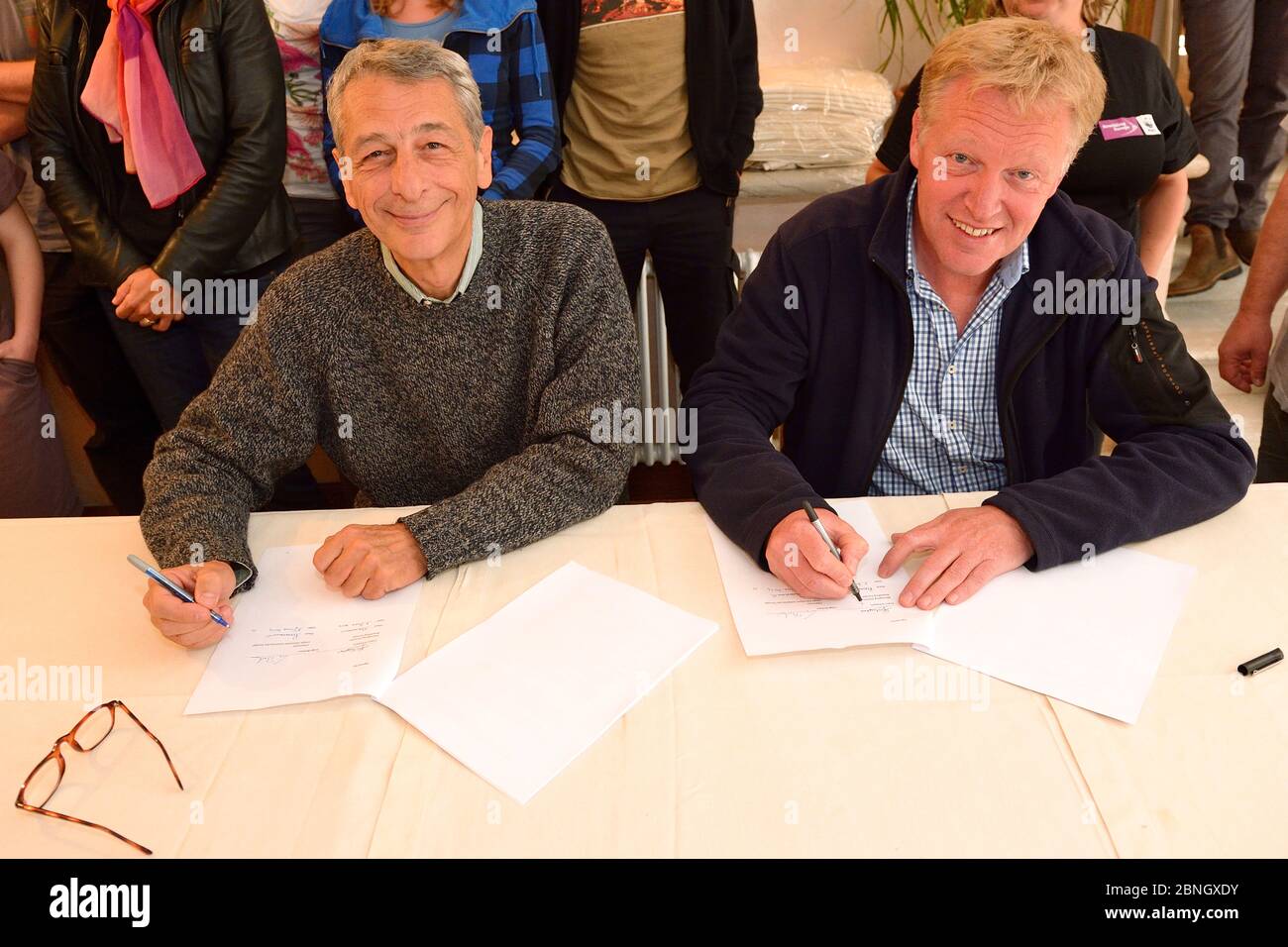 Signing Ceremony of a memorandum of understanding between the Large Carnivore Initiative and Rewilding Europe. Signed by Luigi Boitani and Frans Schep Stock Photo