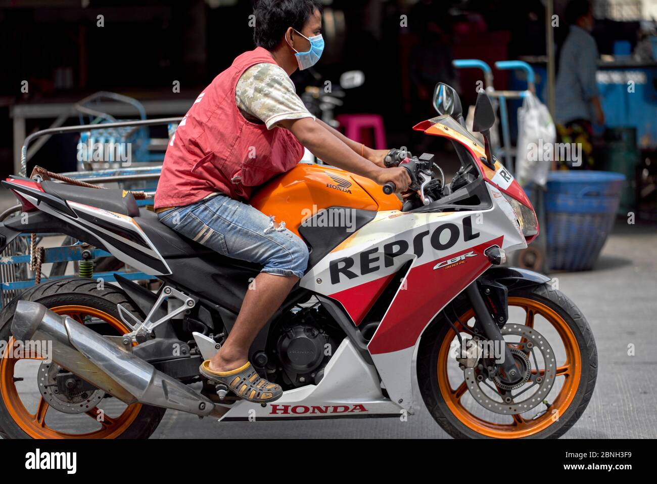 Download Motorcycle Facemask High Resolution Stock Photography And Images Alamy Yellowimages Mockups