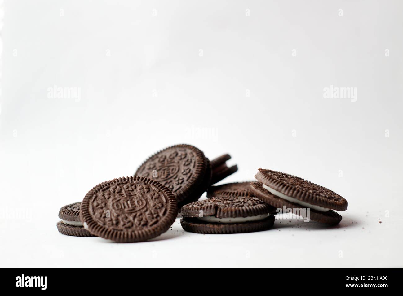 Oreo cookies in Wight background wallpaper Stock Photo - Alamy