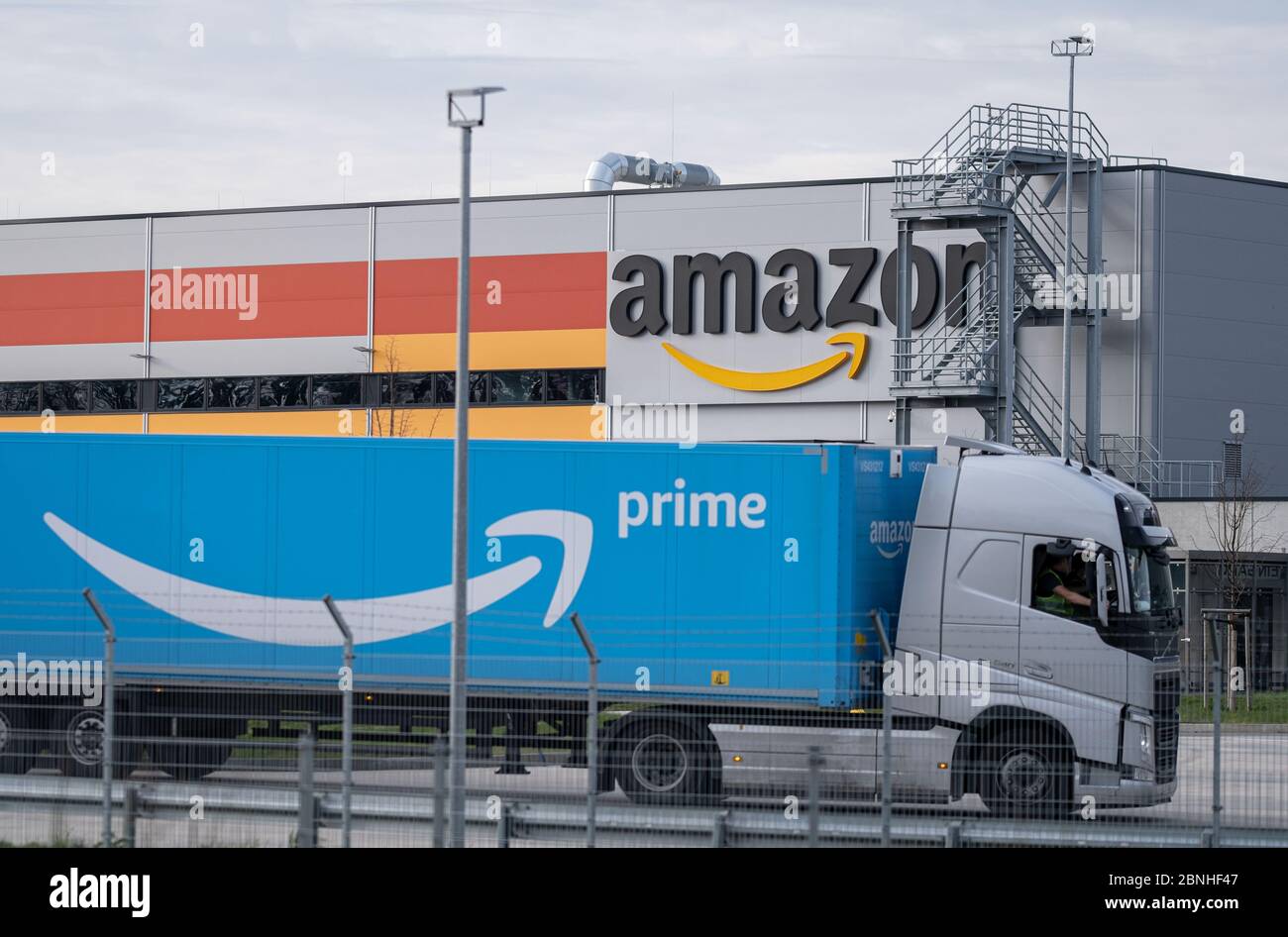 Garbsen, Germany. 17th Mar, 2020. The Amazon sorting centre in Garbsen ...
