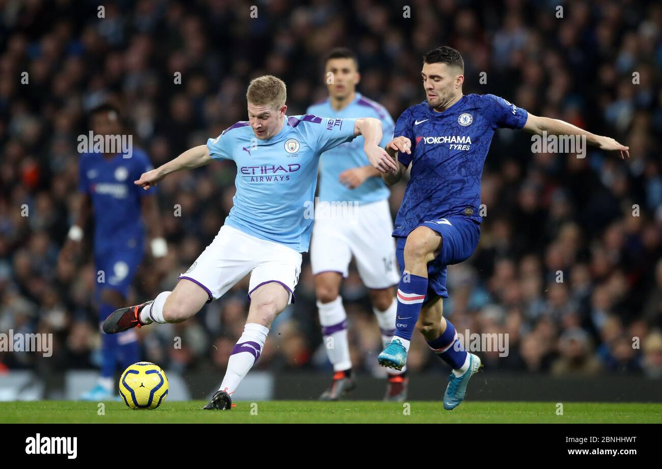 Manchester City's Kevin De Bruyne holds off challenged from Chelsea's