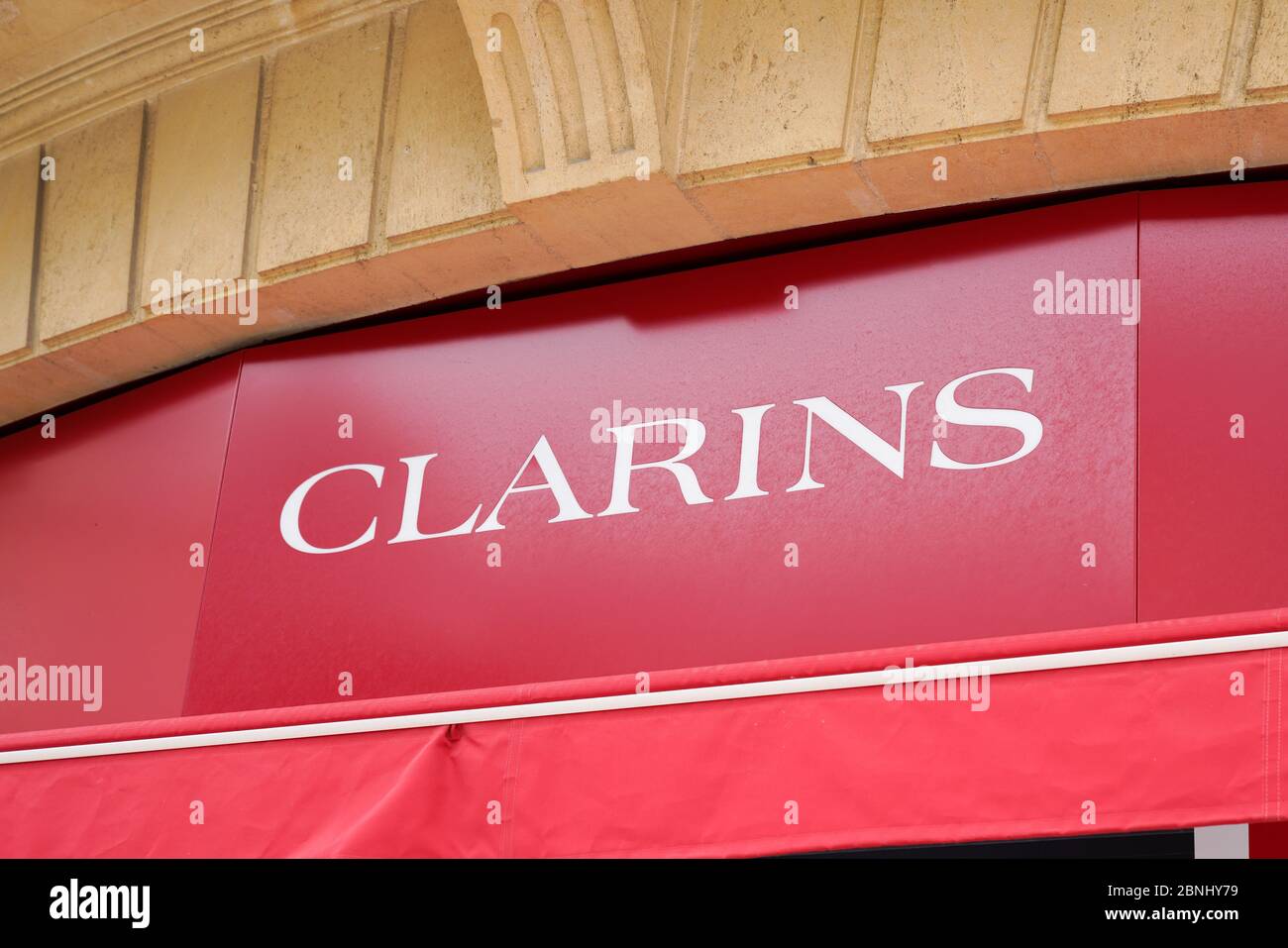 Bordeaux , Aquitaine / France - 05 12 2020 : Clarins logo red sign famous  beauty women boutique shop store Stock Photo - Alamy