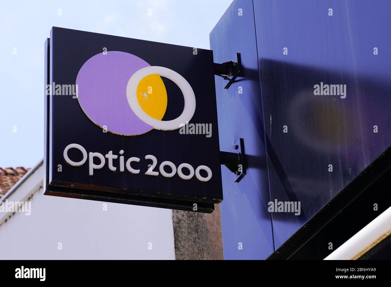 Bordeaux , Aquitaine / France - 05 12 2020 : Optic 2000 logo shop sign  french store street brand Optician glasses business Stock Photo - Alamy