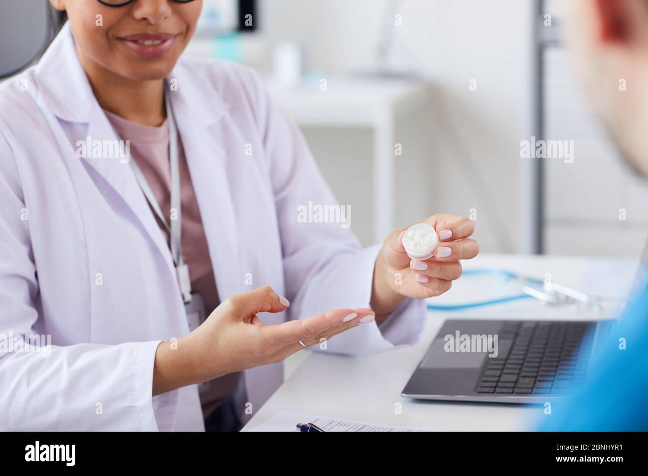 Врачи на букву т. Врач держит в руках. Врач держит в руках таблетки. Женщина доктор держит таблетку. Таблетки прописанные терапевтов.