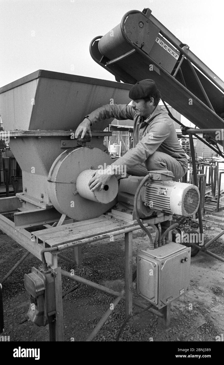 30 November 1984, Saxony, Delitzsch: An employee works on a tile crusher in the mid-1980s (at PGH Dachdecker in Delitzsch near Leipzig?). Exact date of recording not known. Photo: Volkmar Heinz/dpa-Zentralbild/ZB Stock Photo