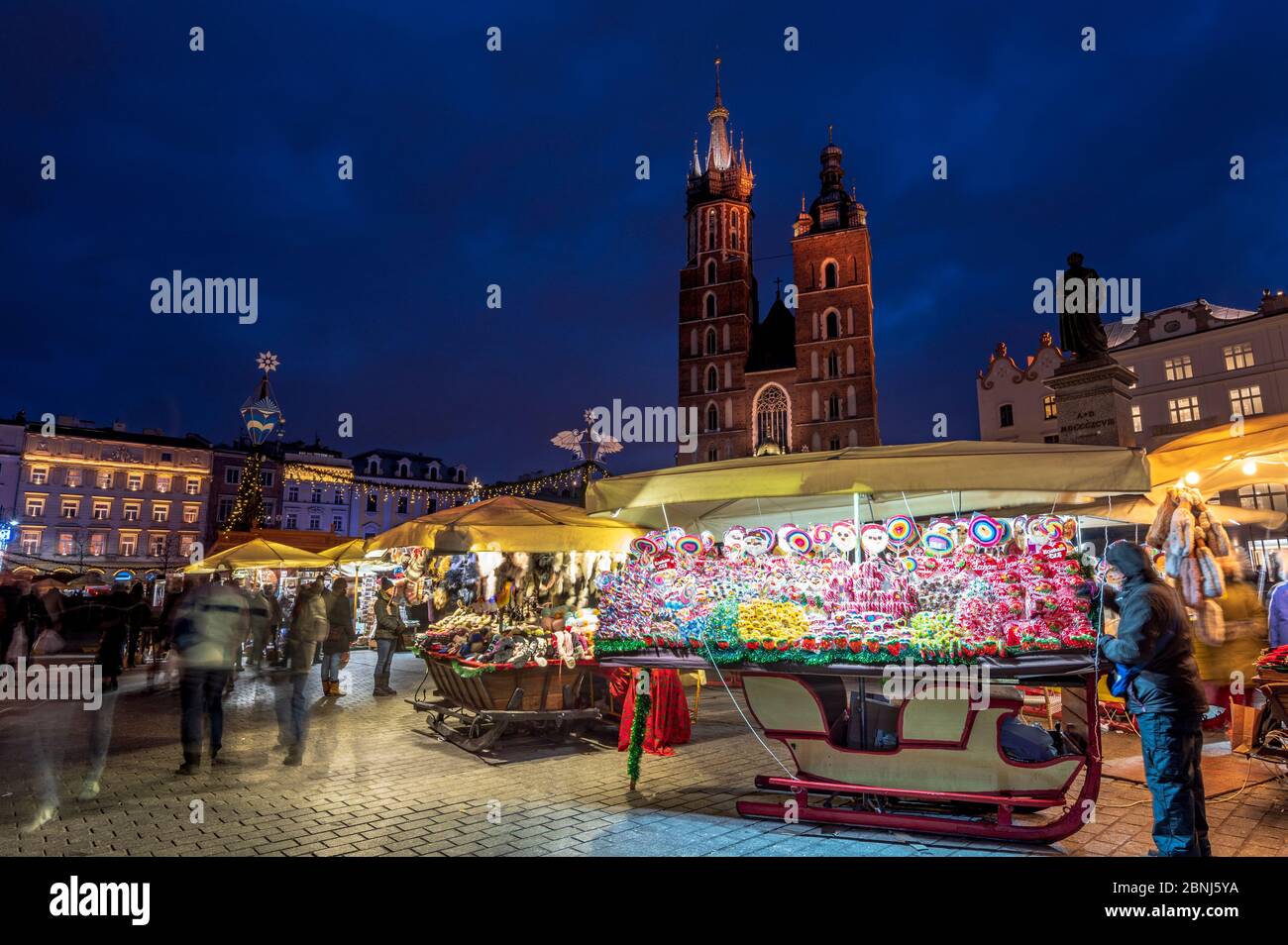 christmas-markets-at-night-with-saint-mary-s-basilica-market-square