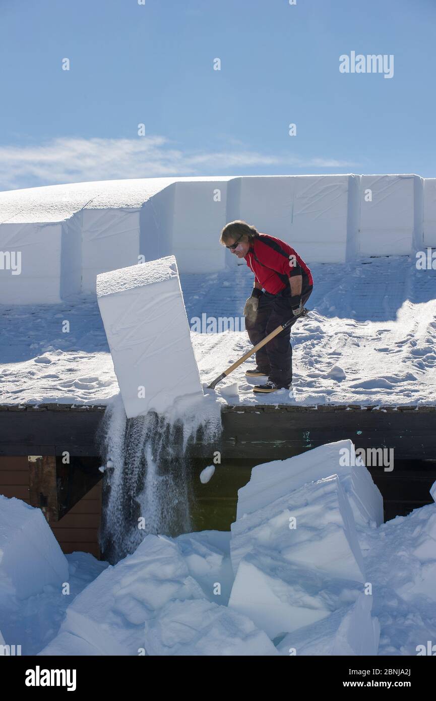 Clearing snow from roofs hires stock photography and images Alamy