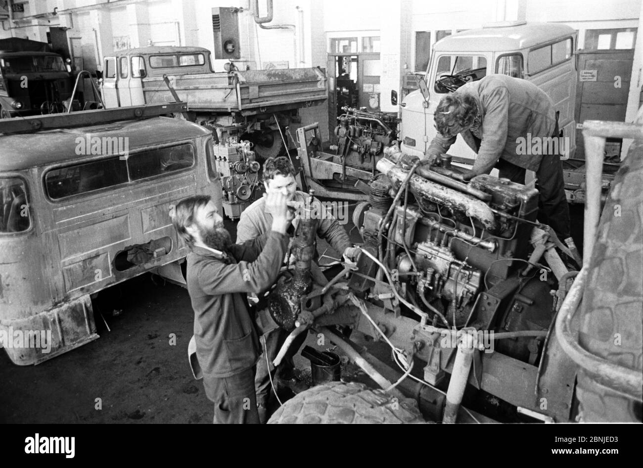 30 November 1984, Saxony, Torgau: Engines for W50 trucks are repaired in a Kreisbetrieb für Landtechnik (KfL) in the district of Torgau in the mid-1980s. Exact date of recording not known. Photo: Volkmar Heinz/dpa-Zentralbild/ZB Stock Photo
