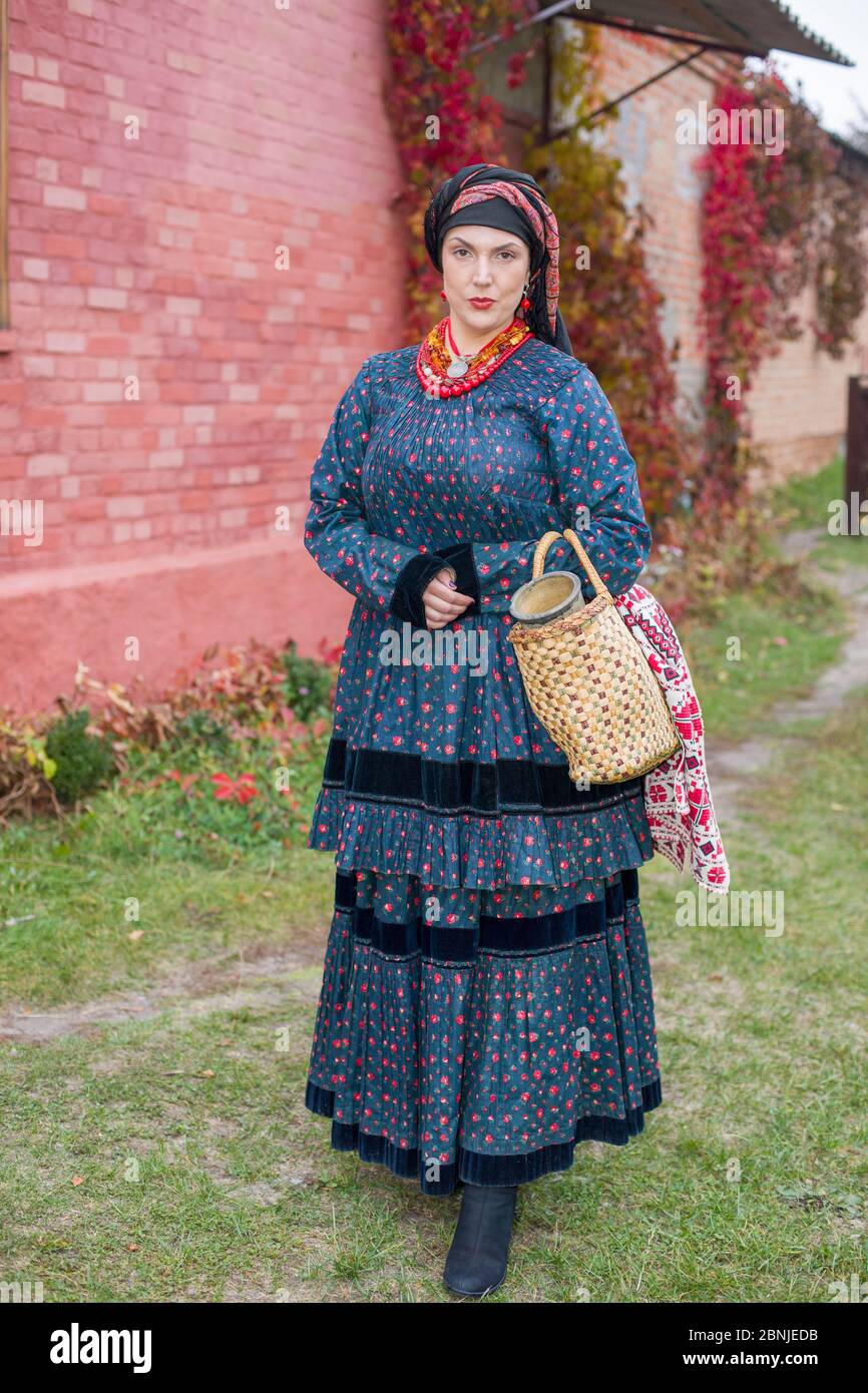 Woman with a basket in retro clothes of the 19th century. Antique clothing  of the late 19th century. Beautiful dress and skirt on a woman. Beads and  Stock Photo - Alamy