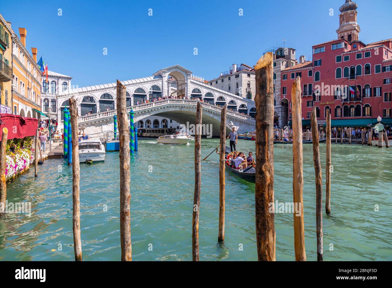 View of Rialto Bridge, Grand Canal and restaurants, Venice, UNESCO World Heritage Site, Veneto, Italy, Europe Stock Photo