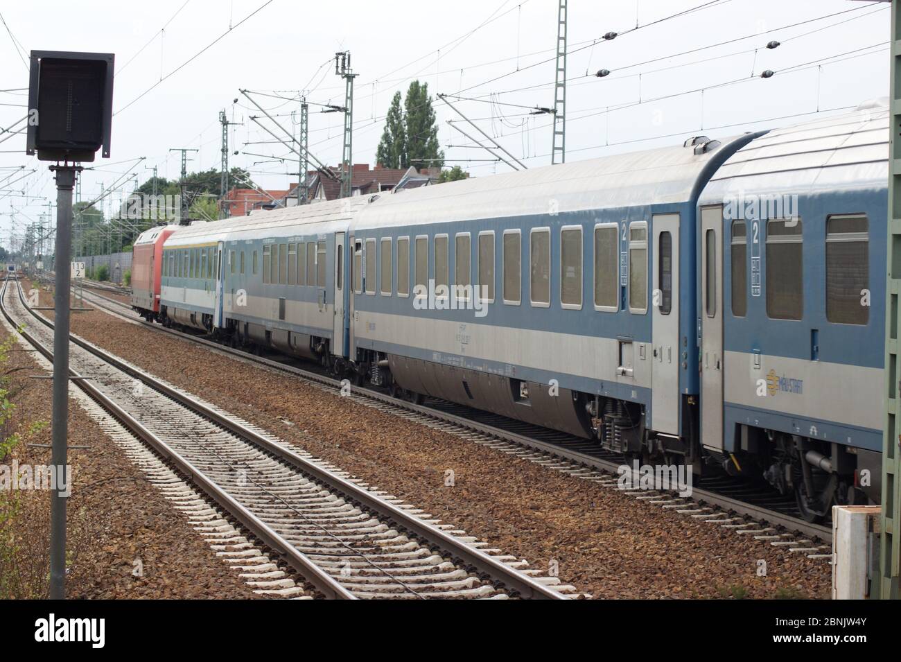 Zug mit Wagen der Ungarischen Staatsbahn bei der Ausfahrt aus dem Bahnhof Berlin-Spandau in Richtung Hamburg Stock Photo