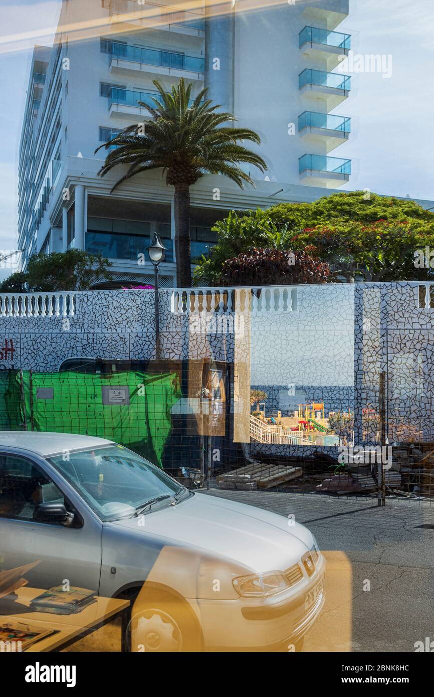 Reflection of Hotel Los Gigantes and view through window to childrens play area at the Oasis, closed during the Covid 19, Coronavirus lockdown, Los Gi Stock Photo