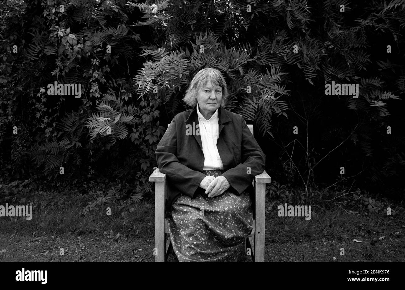 Dame Iris Murdoch in her garden, London. September 1992 Stock Photo