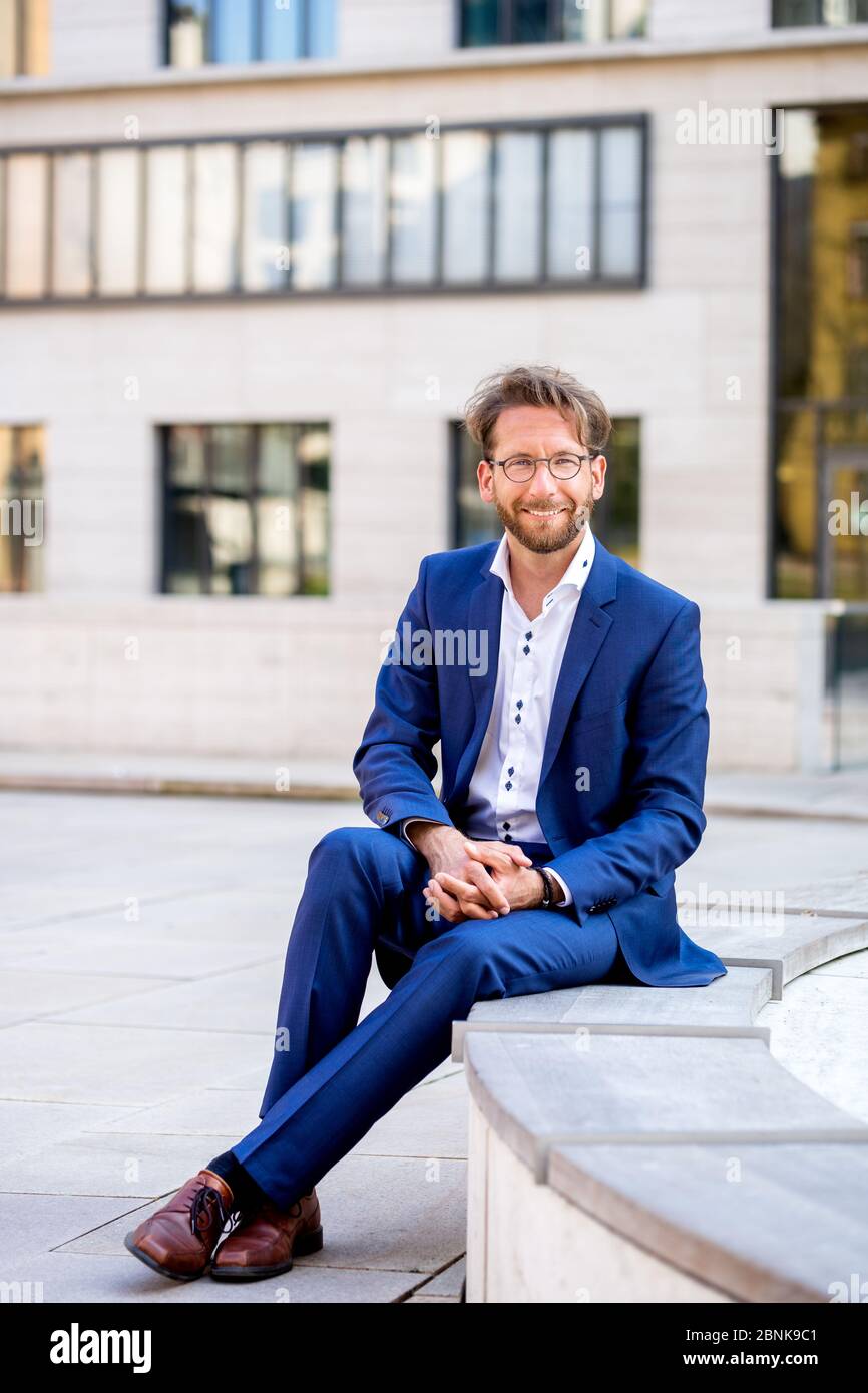 Man wearing business suit sitting hi-res stock photography and images ...