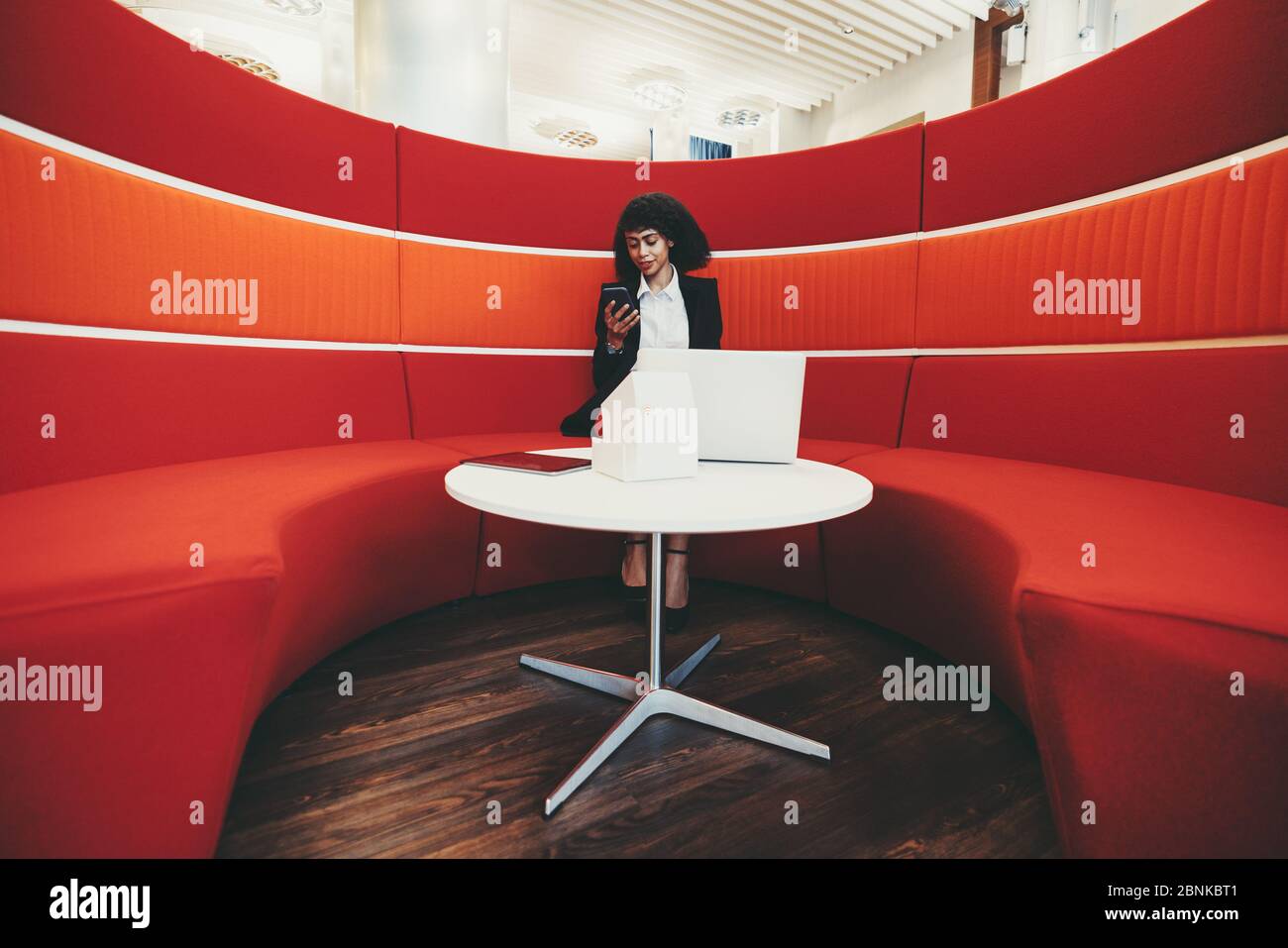 Centrale elettrica portatile sul tavolo in ufficio Foto stock - Alamy