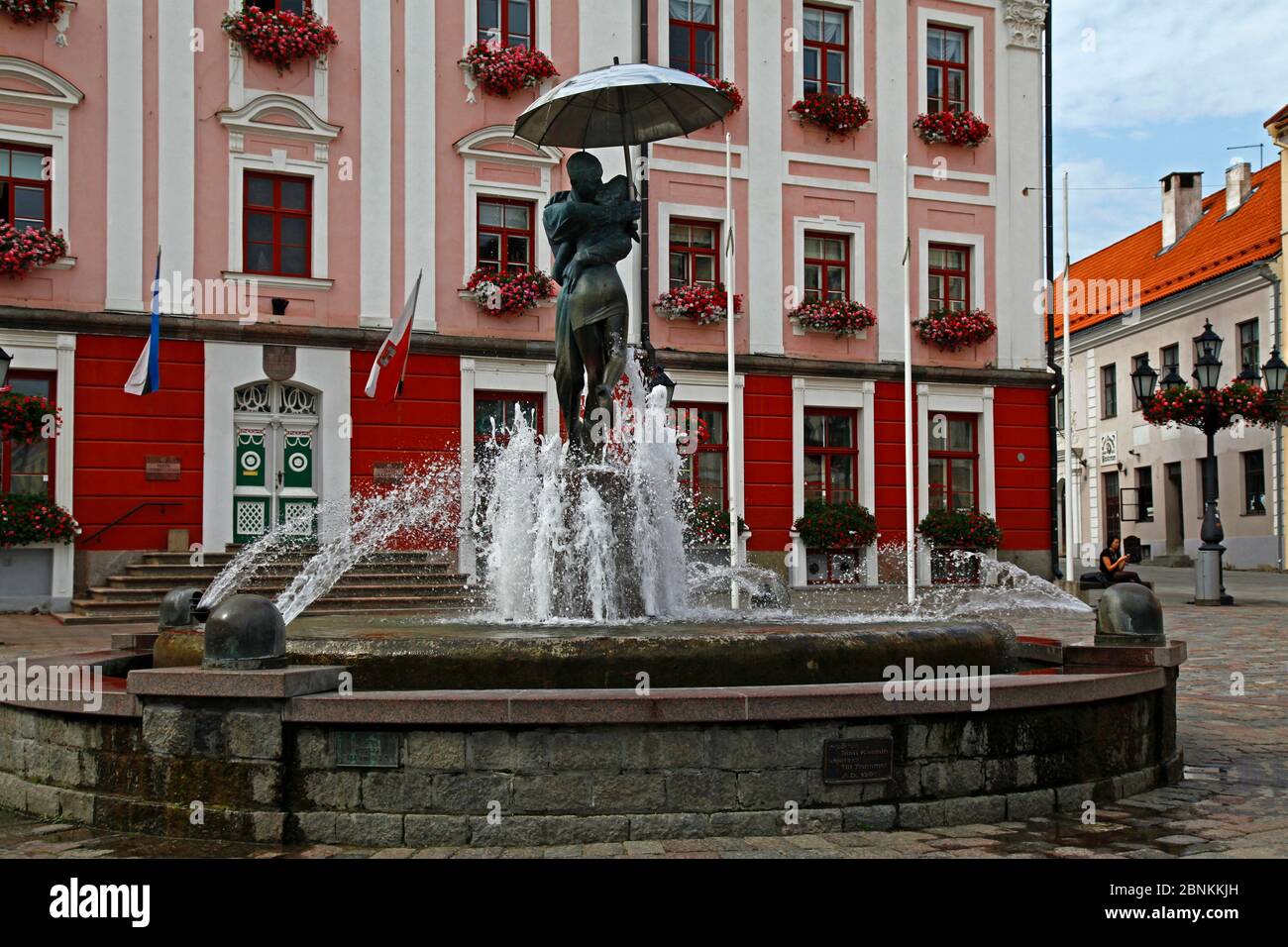 Baltic States, Estonia, Tartu, town hall, early classicism, facade, fountain, kissing students Stock Photo