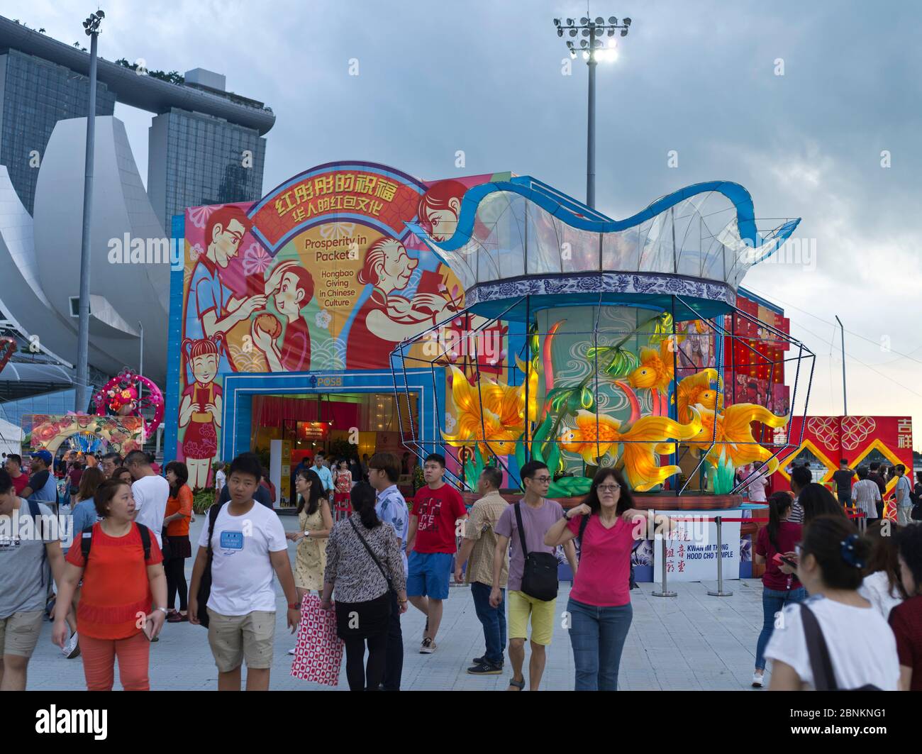 dh Chinese New Year MARINA BAY SINGAPORE Crowds enjoying amusements decorations funfair crowd Stock Photo