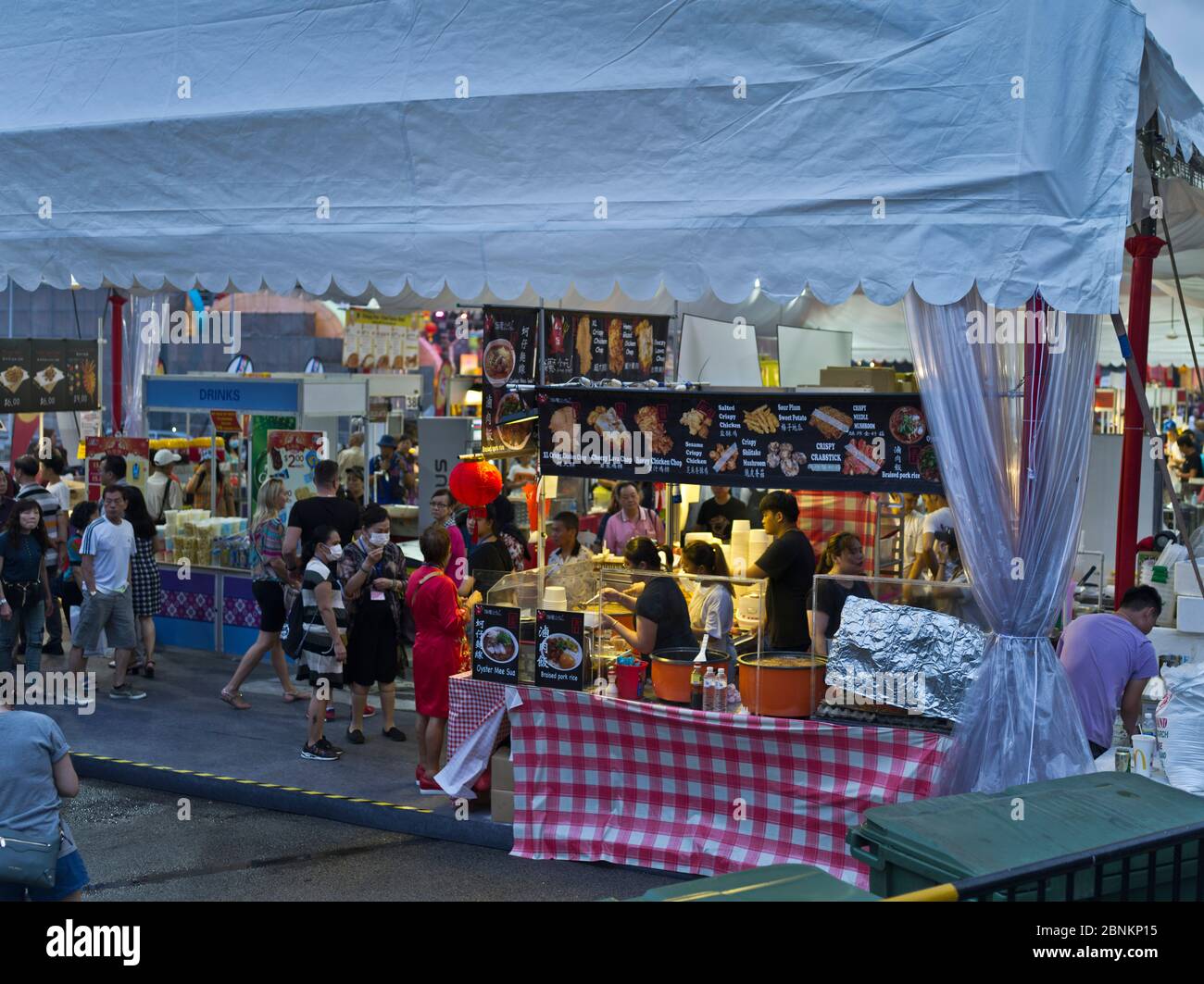 dh Chinese New Year MARINA BAY SINGAPORE Local people fastfood takeaway food stalls market stall Stock Photo