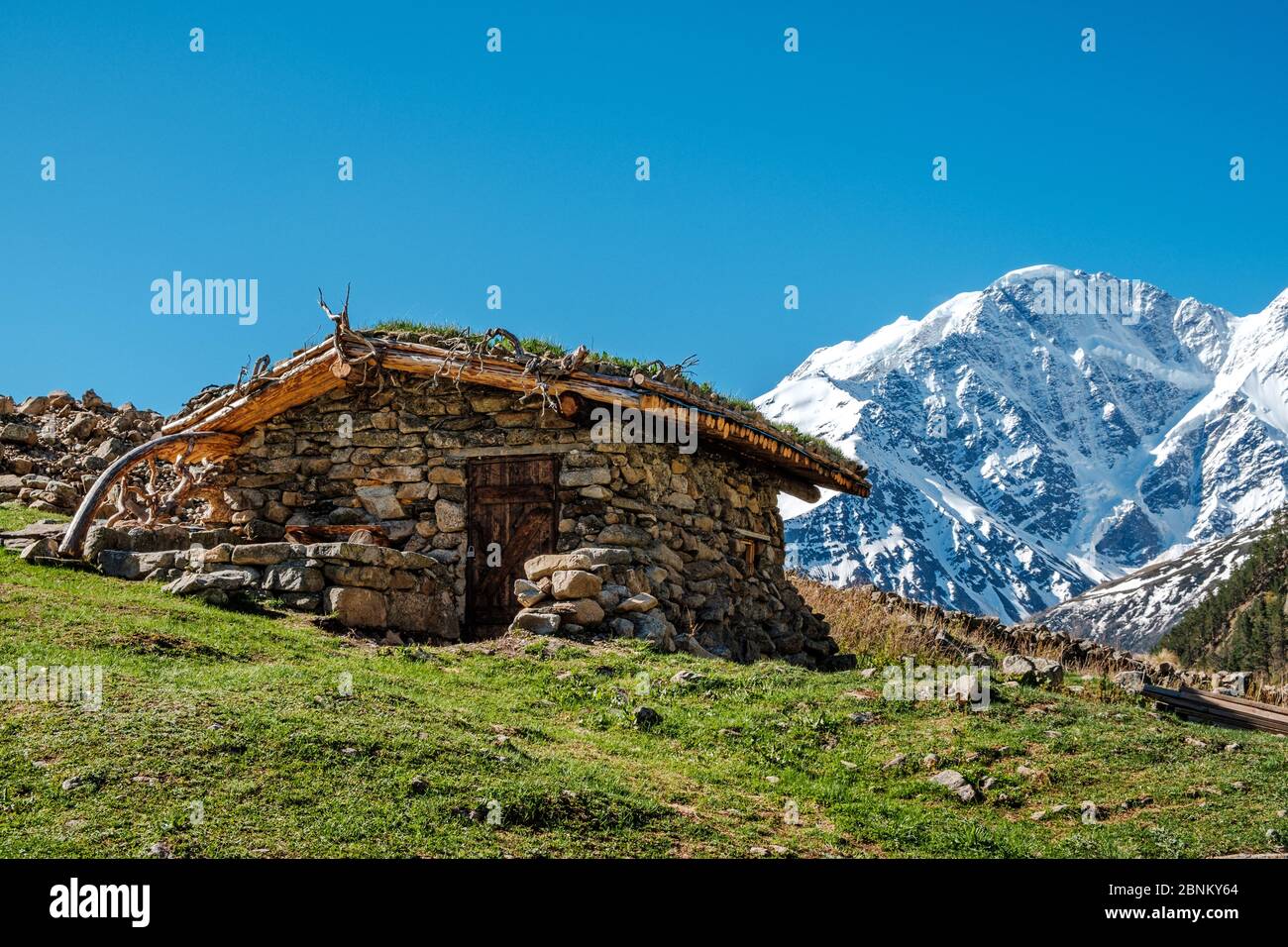 Сакля народов кавказа. Как называется жилище горцев. Сакля жилище карачаево черкесии. Безенги альплагерь сакля. Дагестанская сакля.