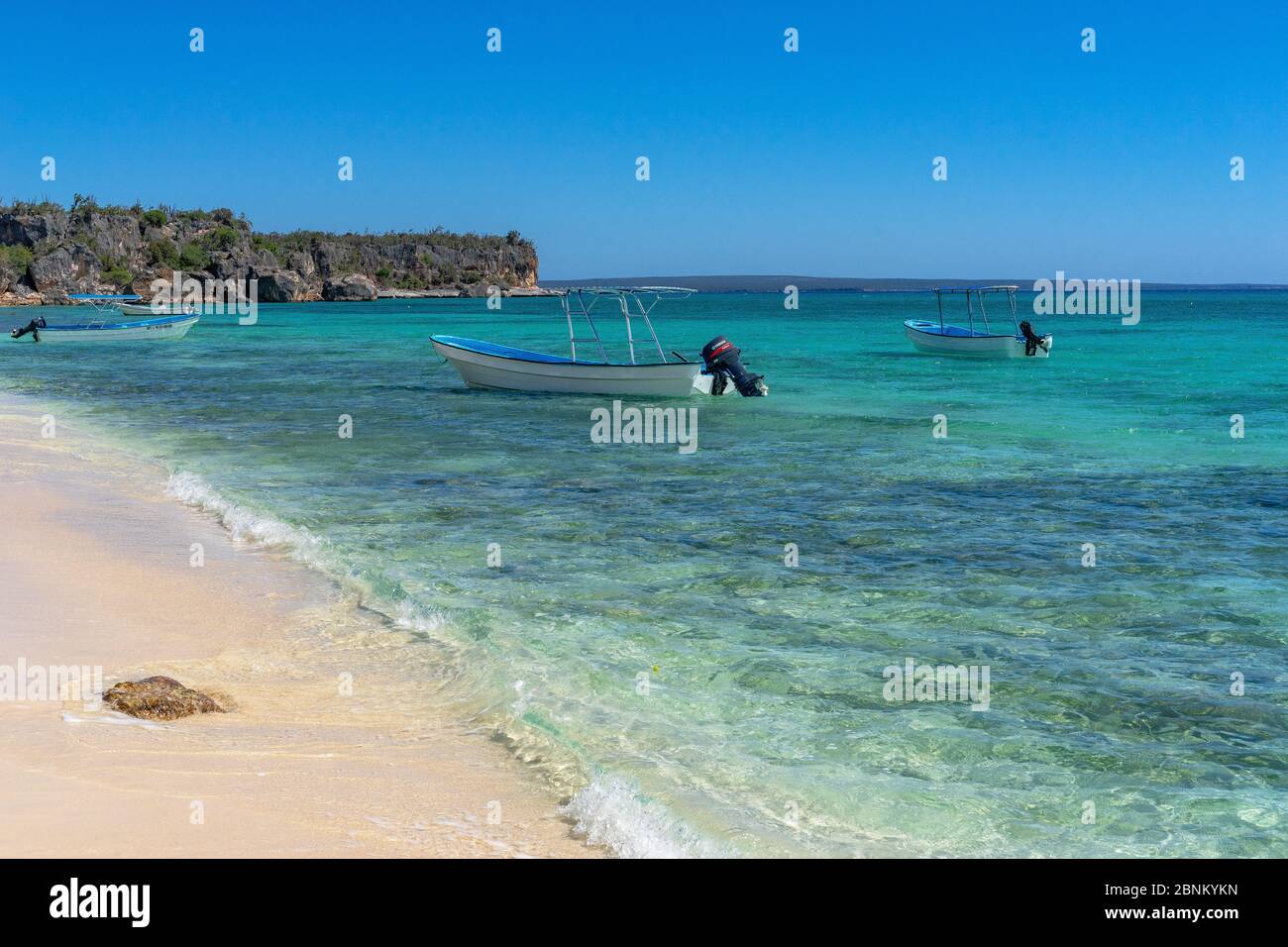 America, Caribbean, Greater Antilles, Dominican Republic, Pedernales, excursion boats glide in the turquoise waters of the Bahía de las Aguilas Stock Photo