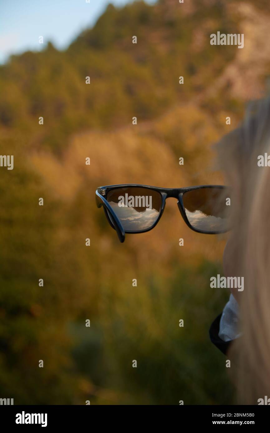 see eyes through sunglasses