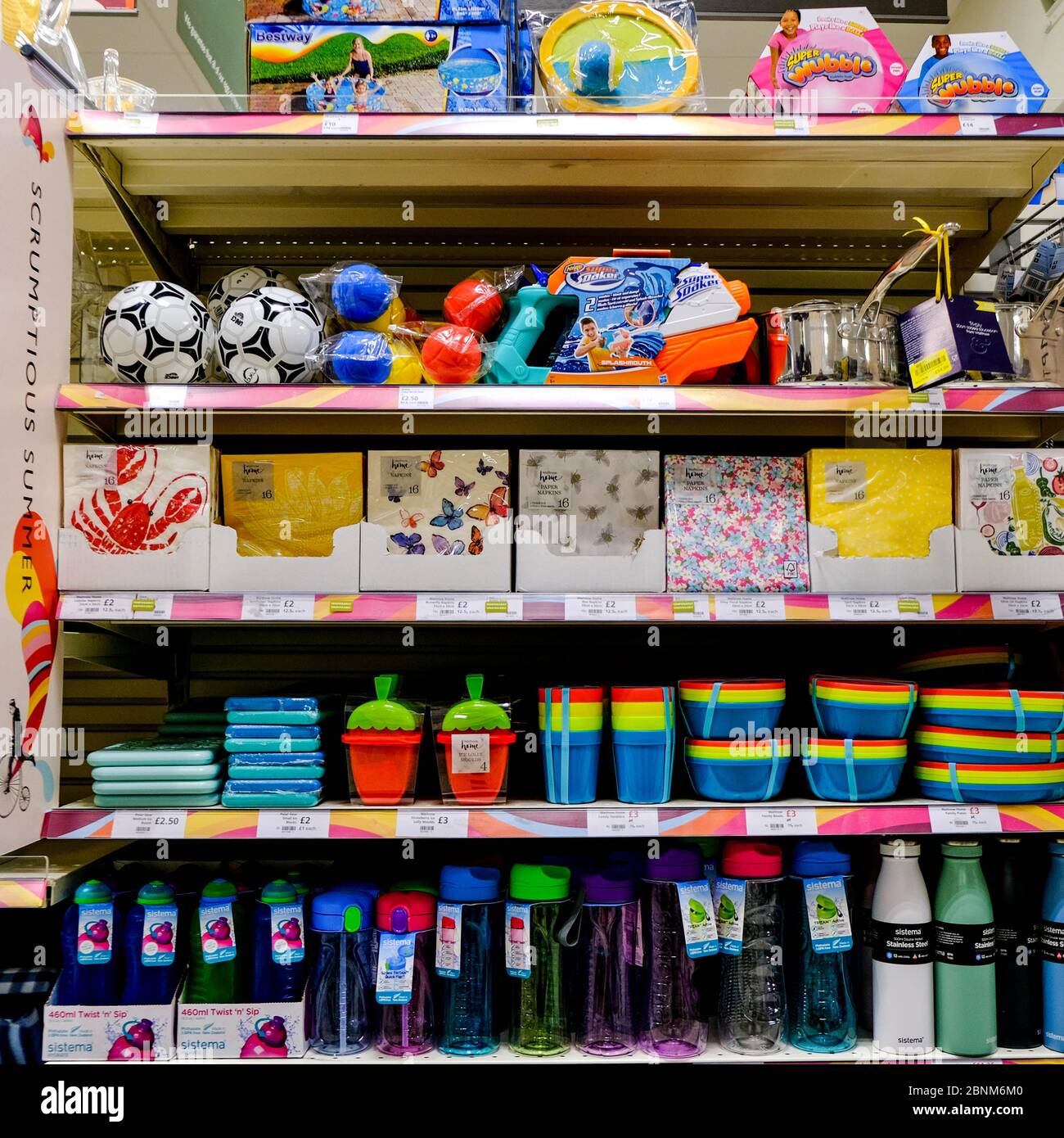 Supermarket Shelves With Colourful Plastic Outdoor Picnic Plates, Bowls And Glasses Stock Photo