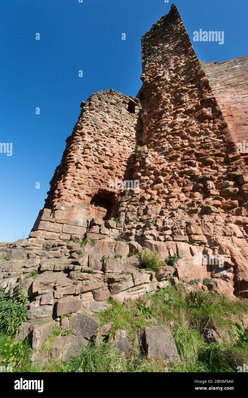 Bothwell Castle, Bothwell, Scotland. Picturesque view of Bothwell Castle’s western façade and donjon. Stock Photo