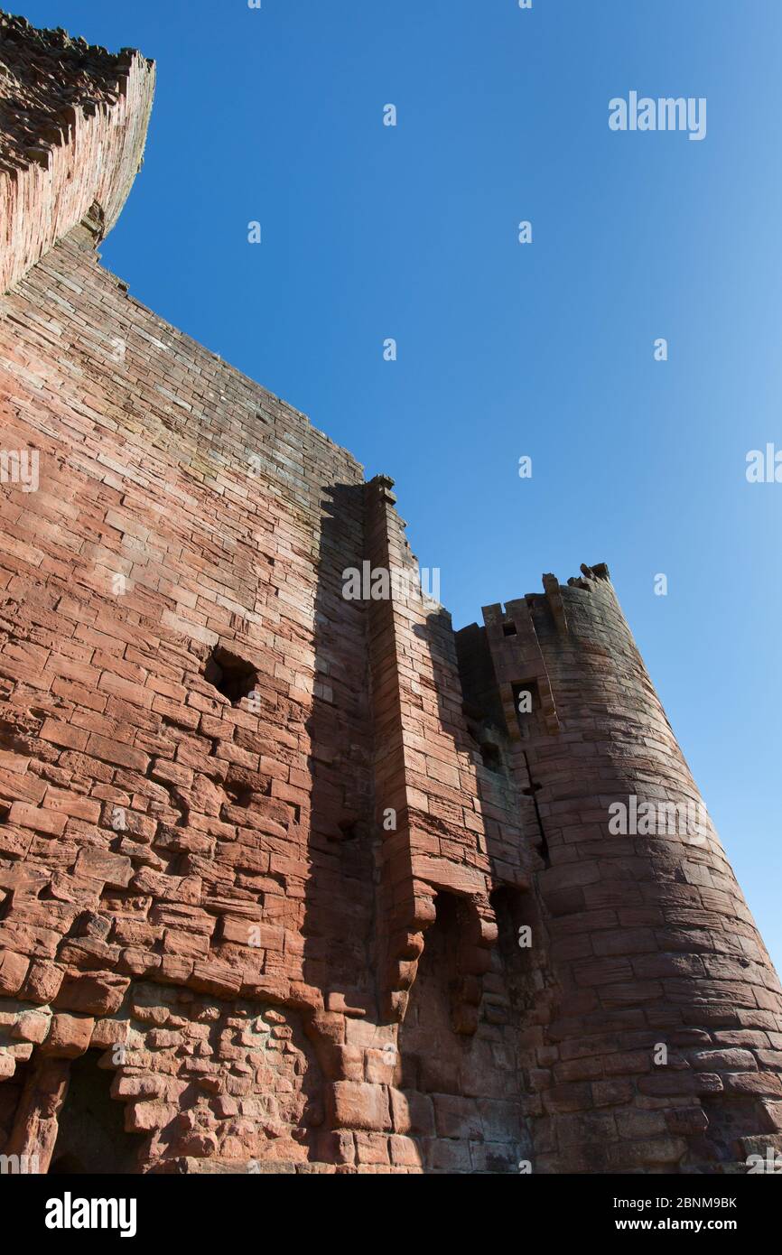 Bothwell Castle, Bothwell, Scotland. Picturesque view of Bothwell Castle’s southern façade and the south eastern round tower. Stock Photo