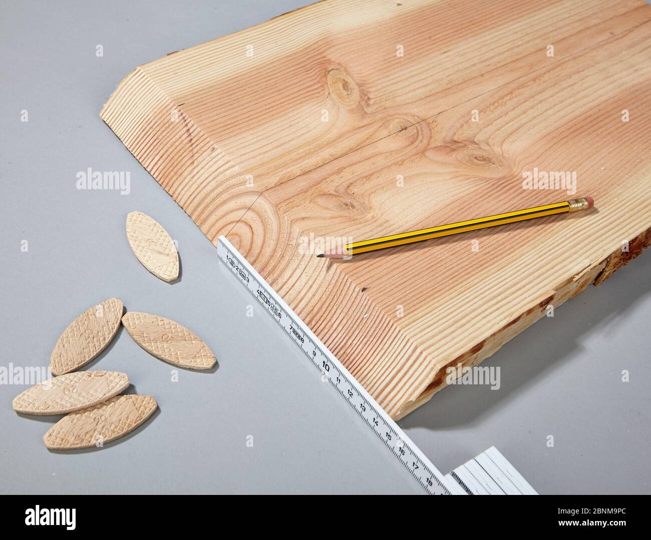 construction of a shelf made of wood, do-it-yourself production, step-by-step, step 4b measuring and marking the places for the dowel milling Stock Photo