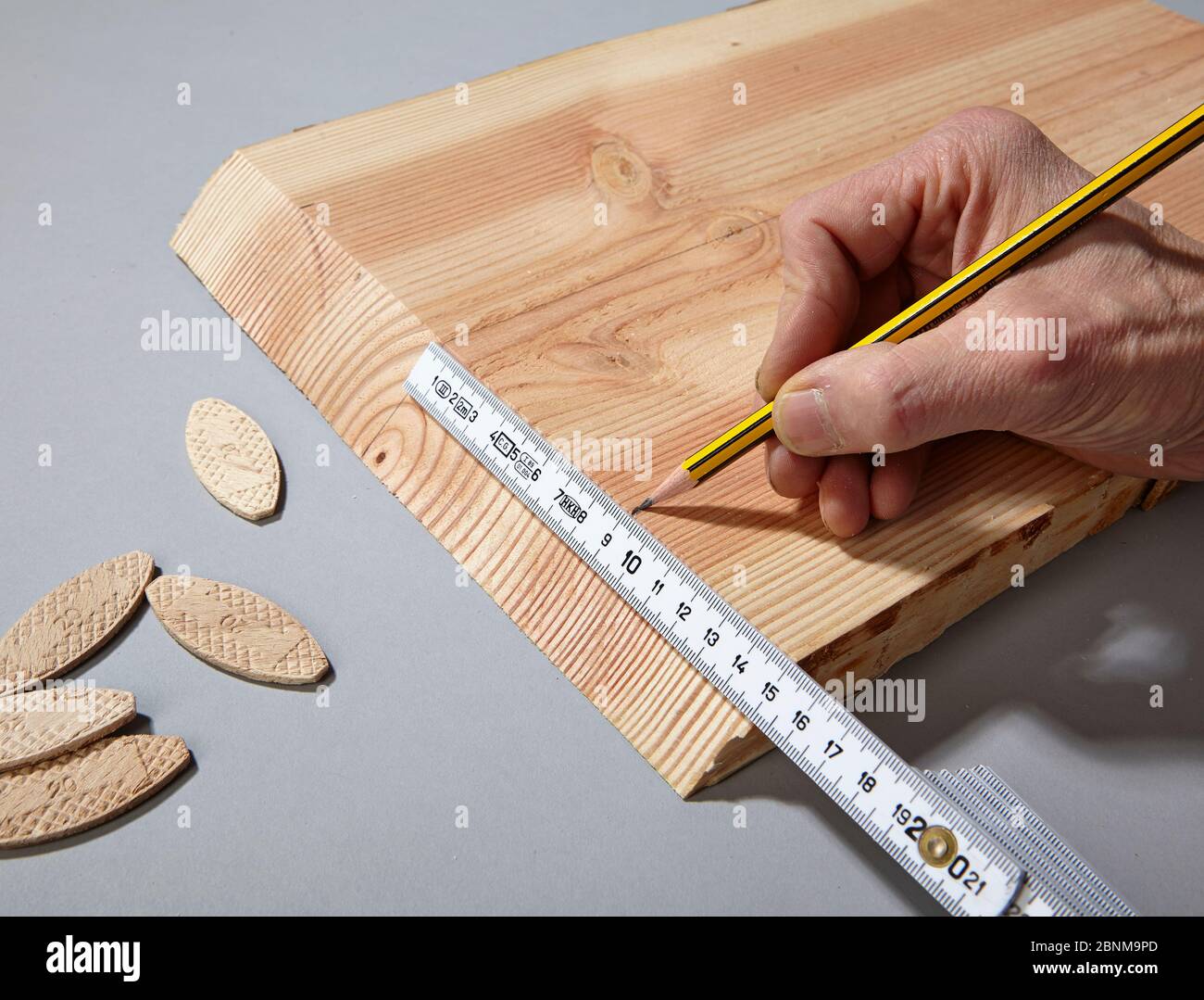 Construction of a shelf made of wood, do-it-yourself production, step-by-step, step 4 measuring and marking the places for the dowel milling Stock Photo