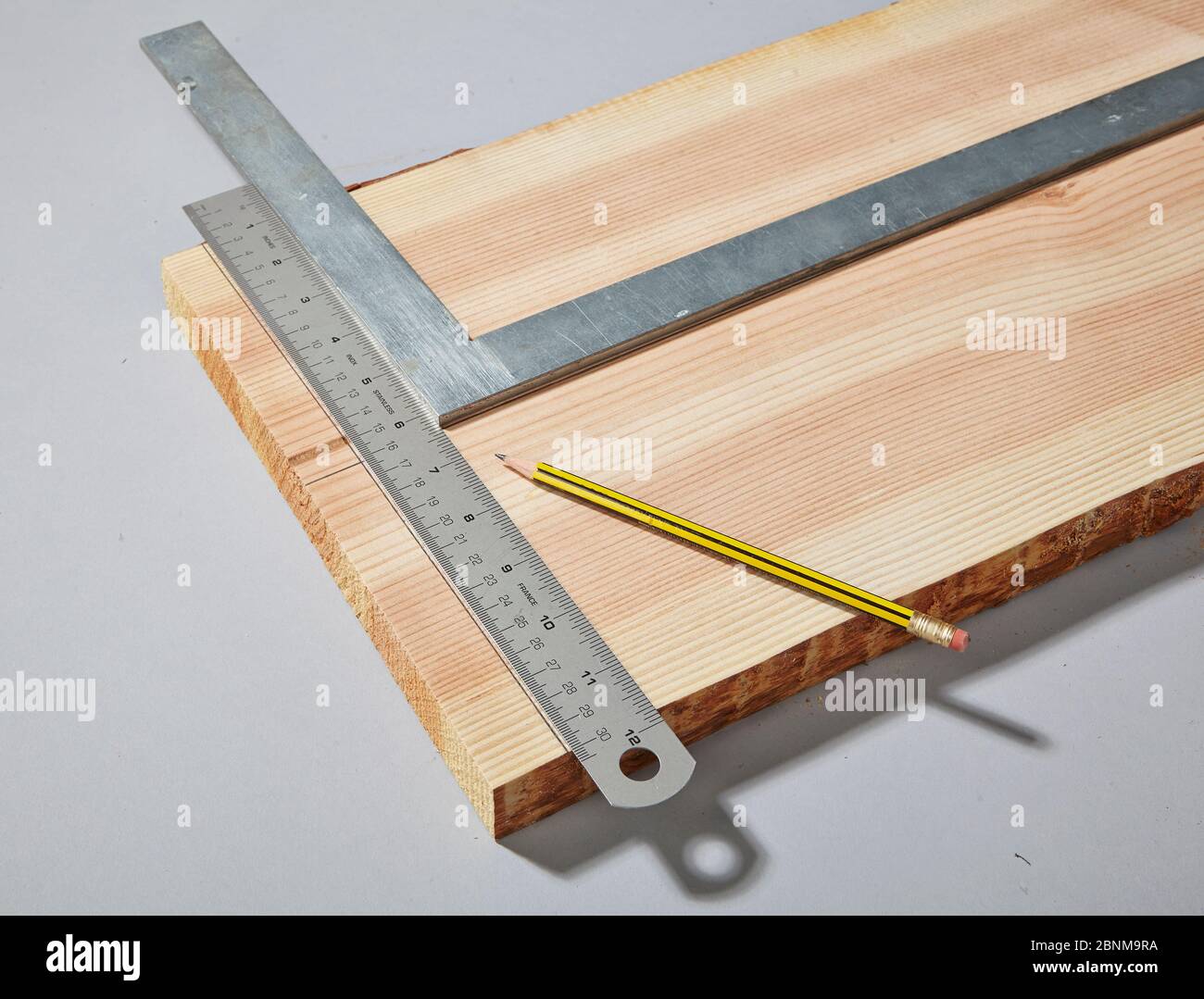 Building a wooden shelf, do-it-yourself production, step-by-step, step 2b measuring and marking Stock Photo