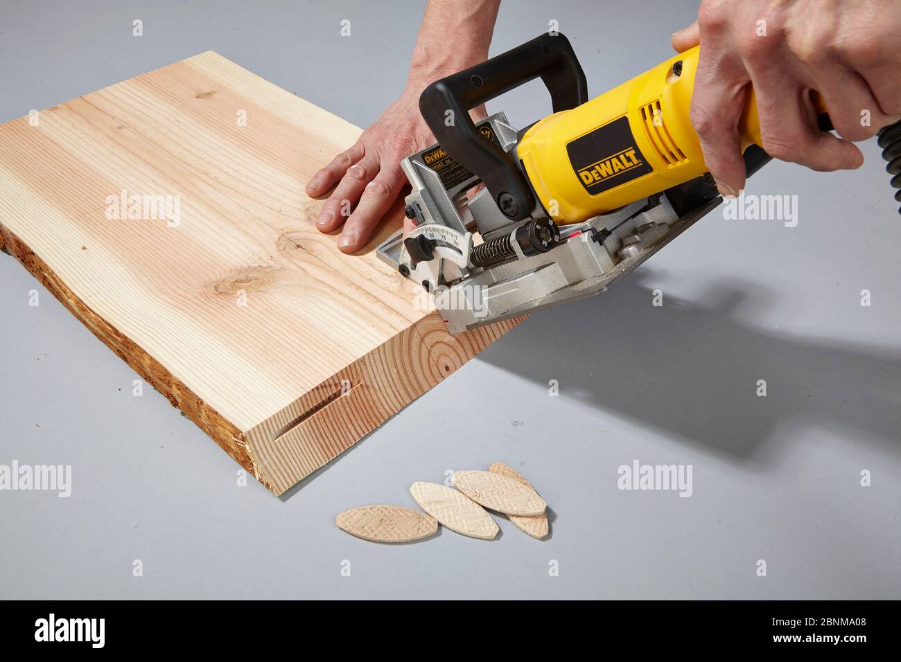Construction of a shelf made of wood, do-it-yourself production, step-by-step, step 5 milling the grooves for the lamello dowels with the flat dowel router Stock Photo