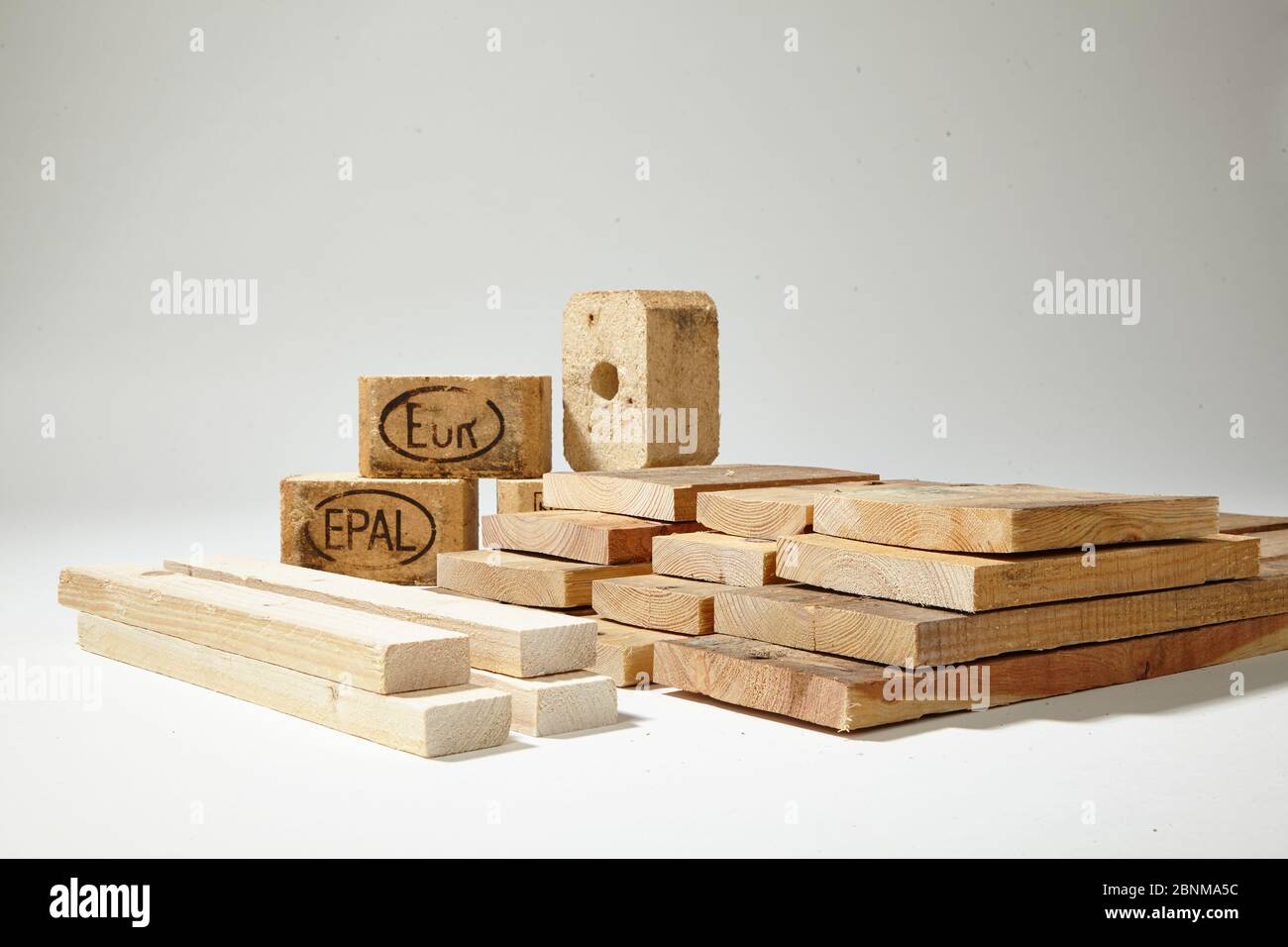 Construction of a shelf made of wood, Euro pallet, solid wood, MDF board; Do-it-yourself production step-by-step, material photo: individual parts of the Euro pallet sawn to size and additional wooden strips Stock Photo