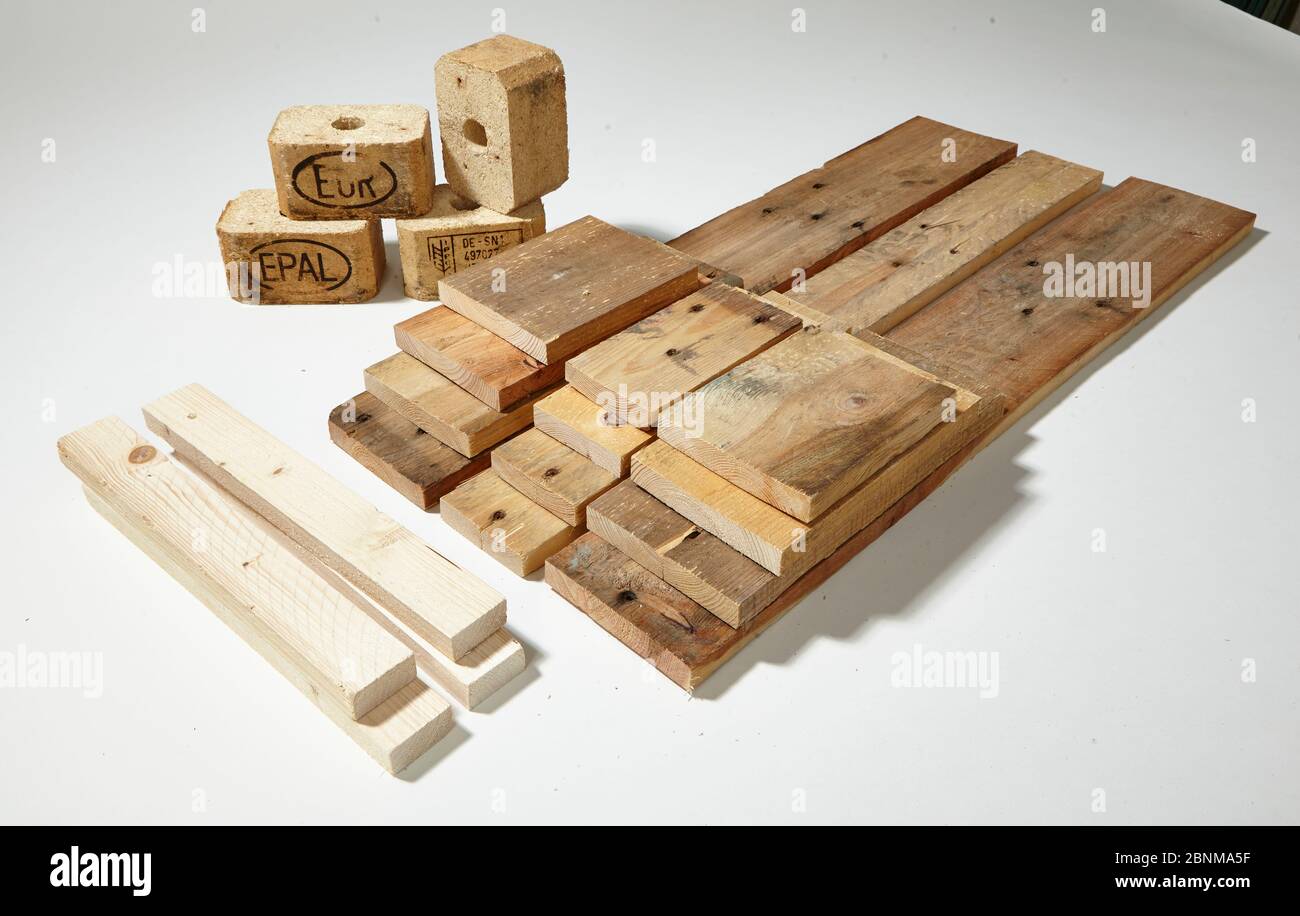 Construction of a shelf made of wood, Euro pallet, solid wood, MDF board; Do-it-yourself production step-by-step, material photo: individual parts of the Euro pallet sawn to size and additional wooden strips Stock Photo