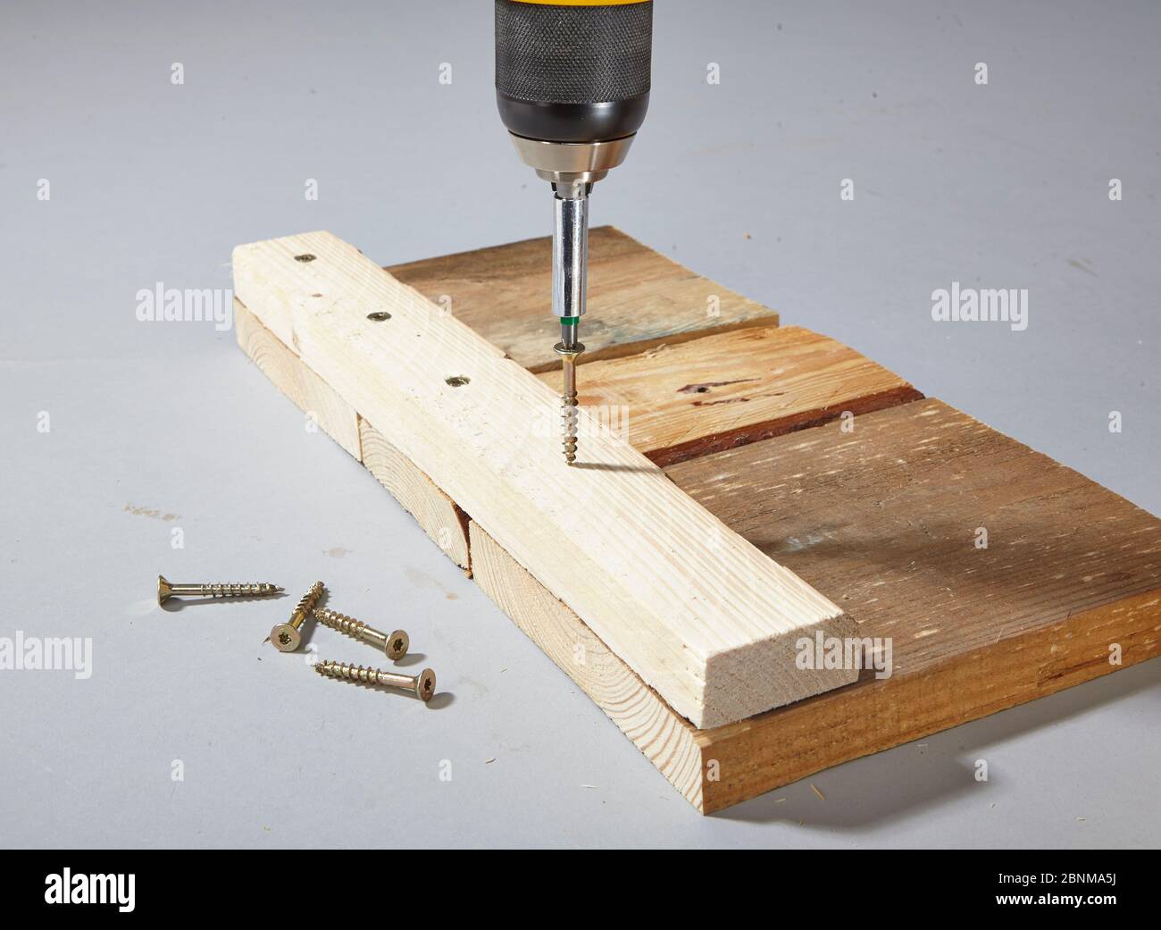 Construction of a shelf made of wood, Euro pallet, solid wood, MDF board; Do-it-yourself production, step-by-step, step 4 Connect the individual boards with wooden strips and screws Stock Photo