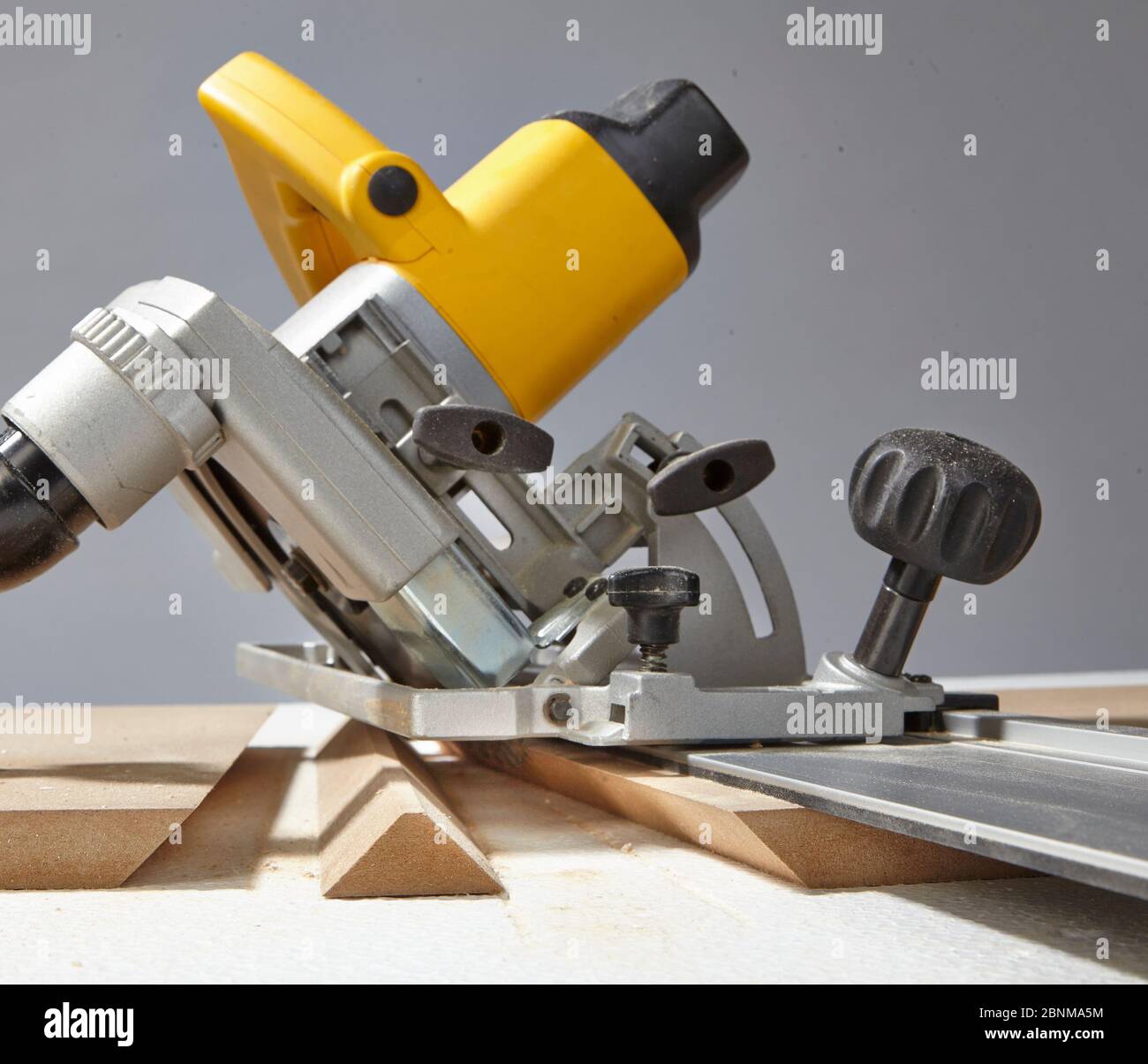 Construction of a shelf made of wood, Euro pallet, solid wood, MDF board; Do-it-yourself production, step-by-step, step 7, sawing MDF boards to size with a hand-held circular saw, certain edges have a 45 degree miter cut Stock Photo