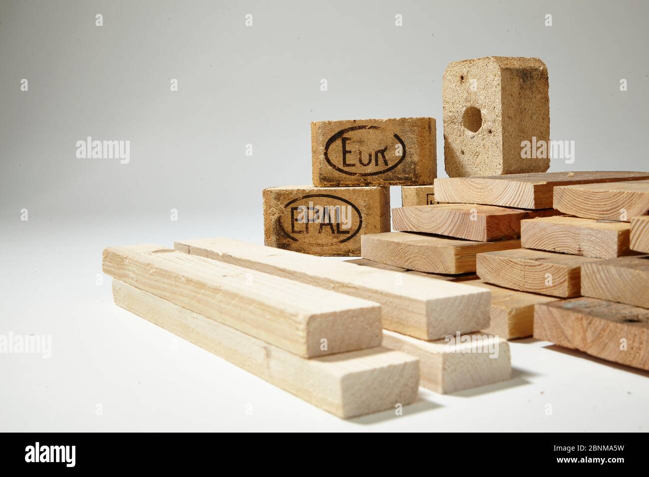 Construction of a shelf made of wood, Euro pallet, solid wood, MDF board; Do-it-yourself production step-by-step, material photo: individual parts of the Euro pallet sawn to size and additional wooden strips Stock Photo