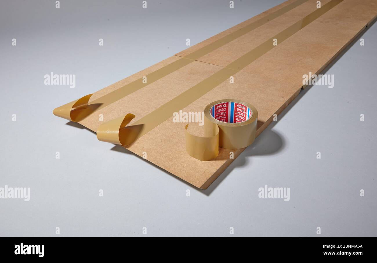 Construction of a shelf made of wood, Euro pallet, solid wood, MDF board; Do-it-yourself production, step-by-step, step 8, put MDF boards together and connect with tape or parcel tape Stock Photo