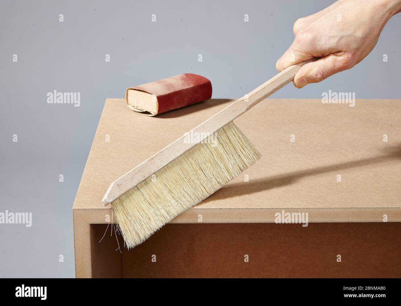 Construction of a shelf made of wood, Euro pallet, solid wood, MDF board; Do-it-yourself production, step-by-step, step 11 Clean the MDF body with a dust broom after sanding Stock Photo