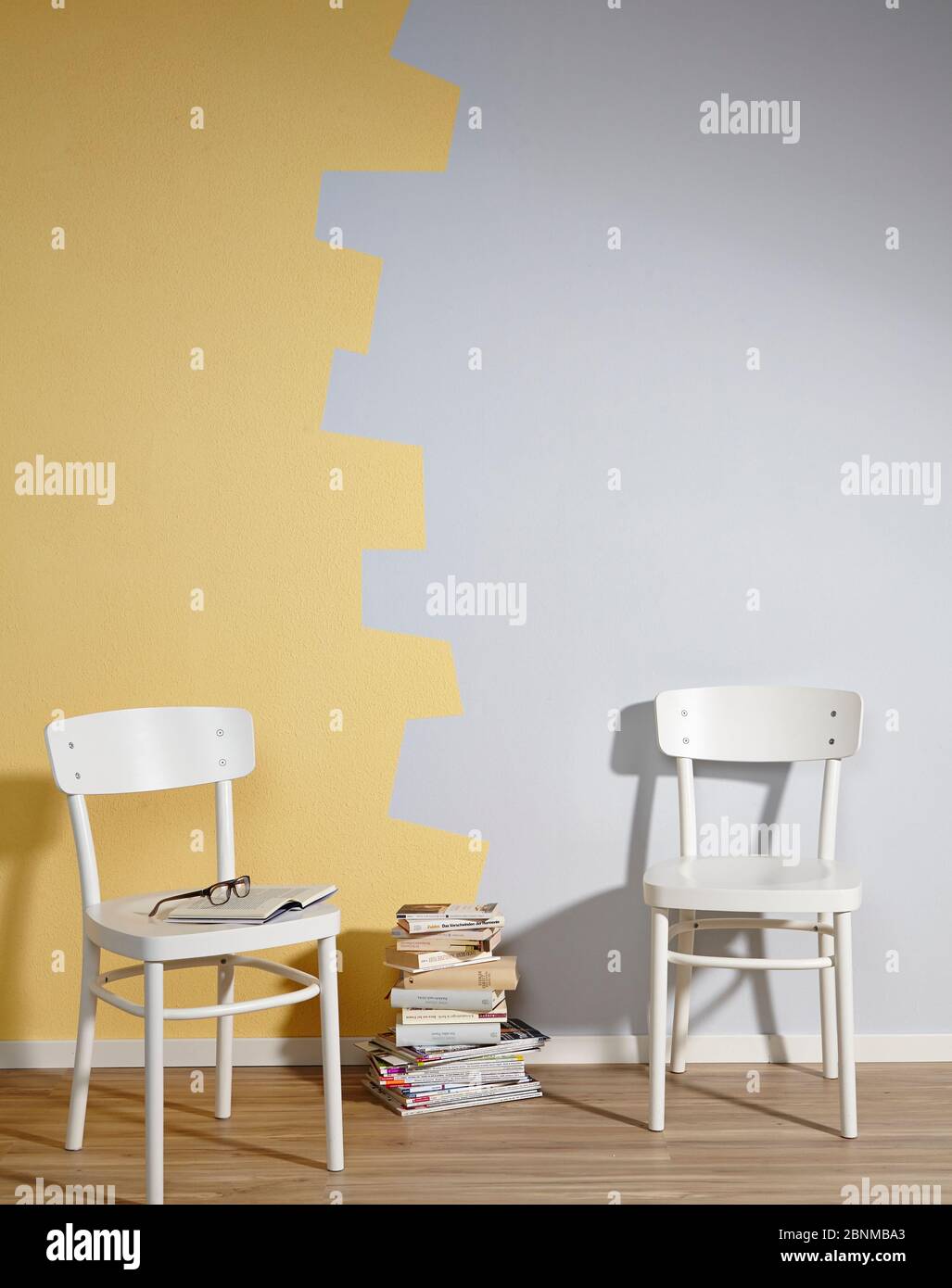 DIY wall design 03, step-by-step do-it-yourself production, various colored surfaces with wall paint and roller plaster, gray and yellow, final photo 01 in the living room with decoration Stock Photo