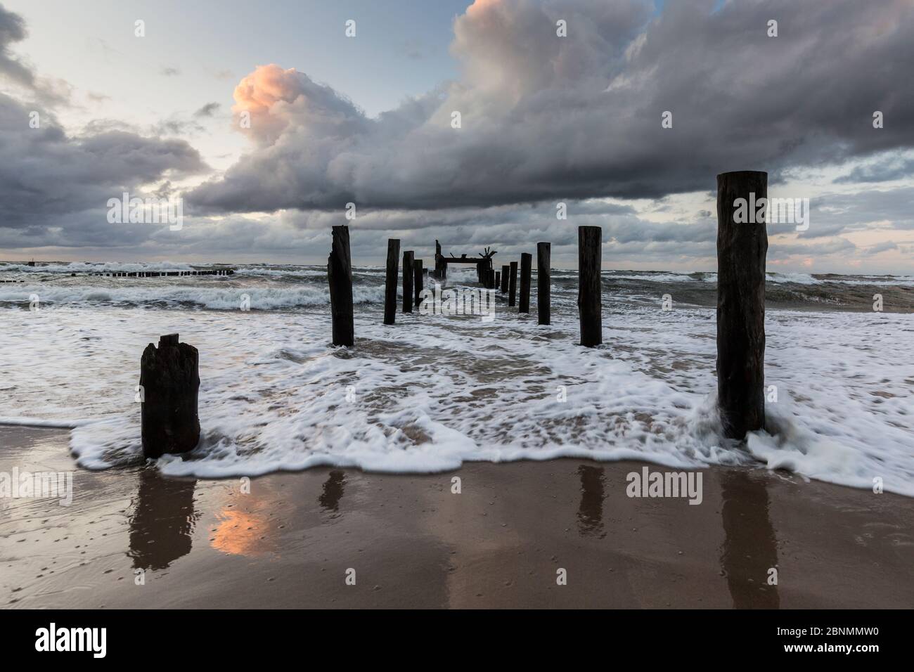 Europe, Poland, West Pomeranian Voivodeship, Uniescie / Nest, Abendstimmung am Meer Stock Photo