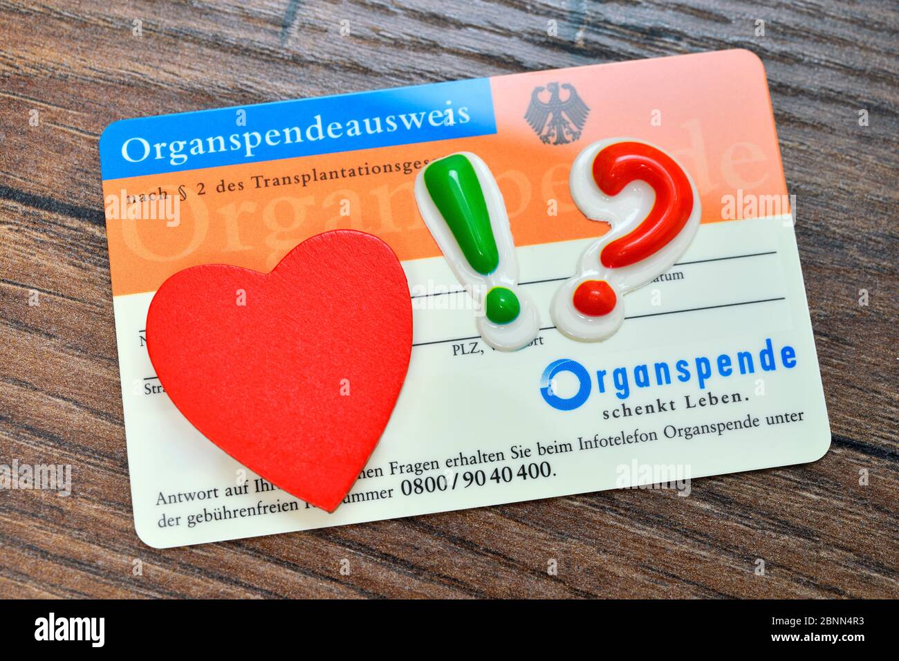Organ donation card with heart, exclamation mark and question mark, consent for organ donation Stock Photo