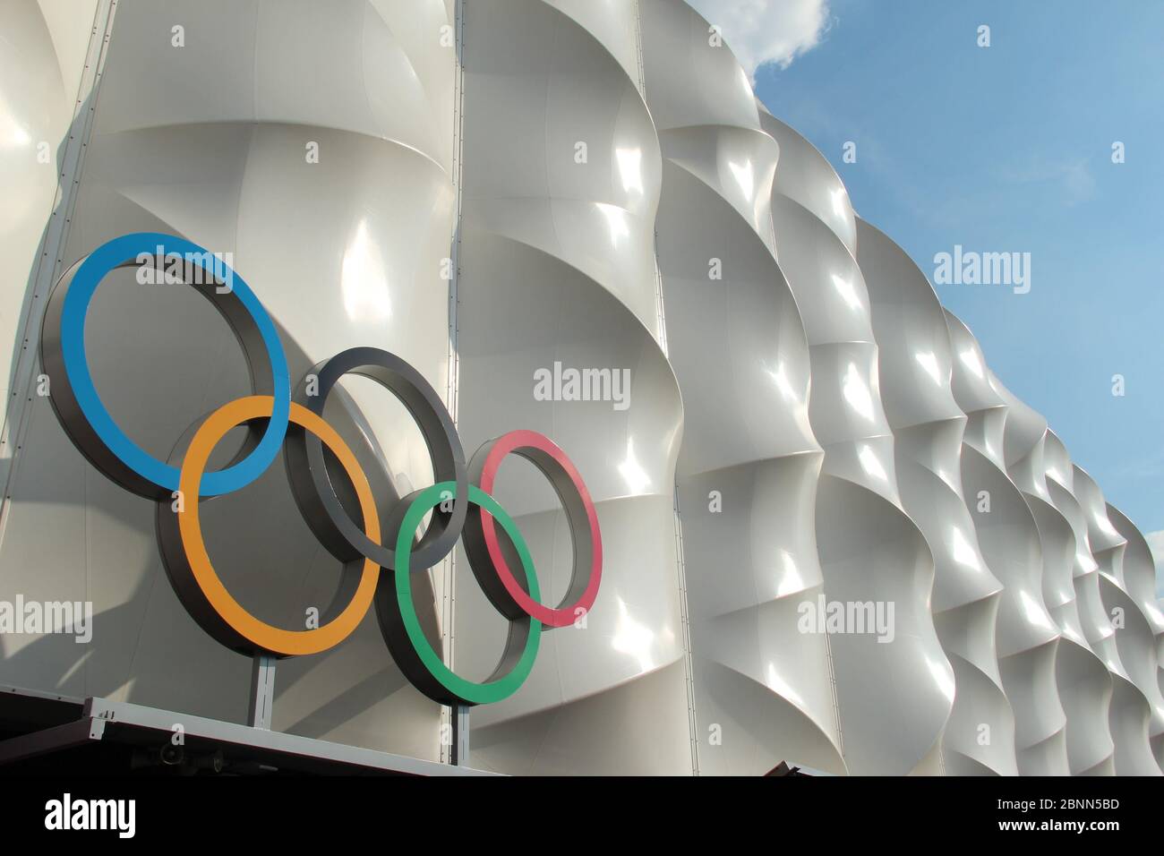 The Olympic rings shine in the sunshine on the side of the basketball arena at the London 2012 Olympic Games Stock Photo