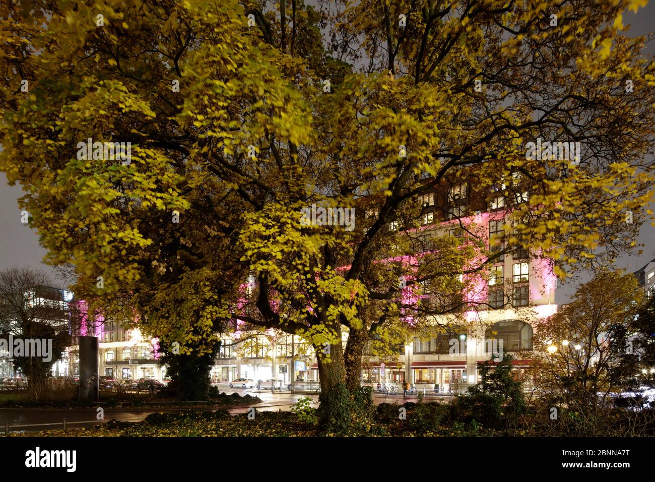 Hilton Berlin, hotel, Gendarmenmarkt, subway Stadtmitte, blue hour ...